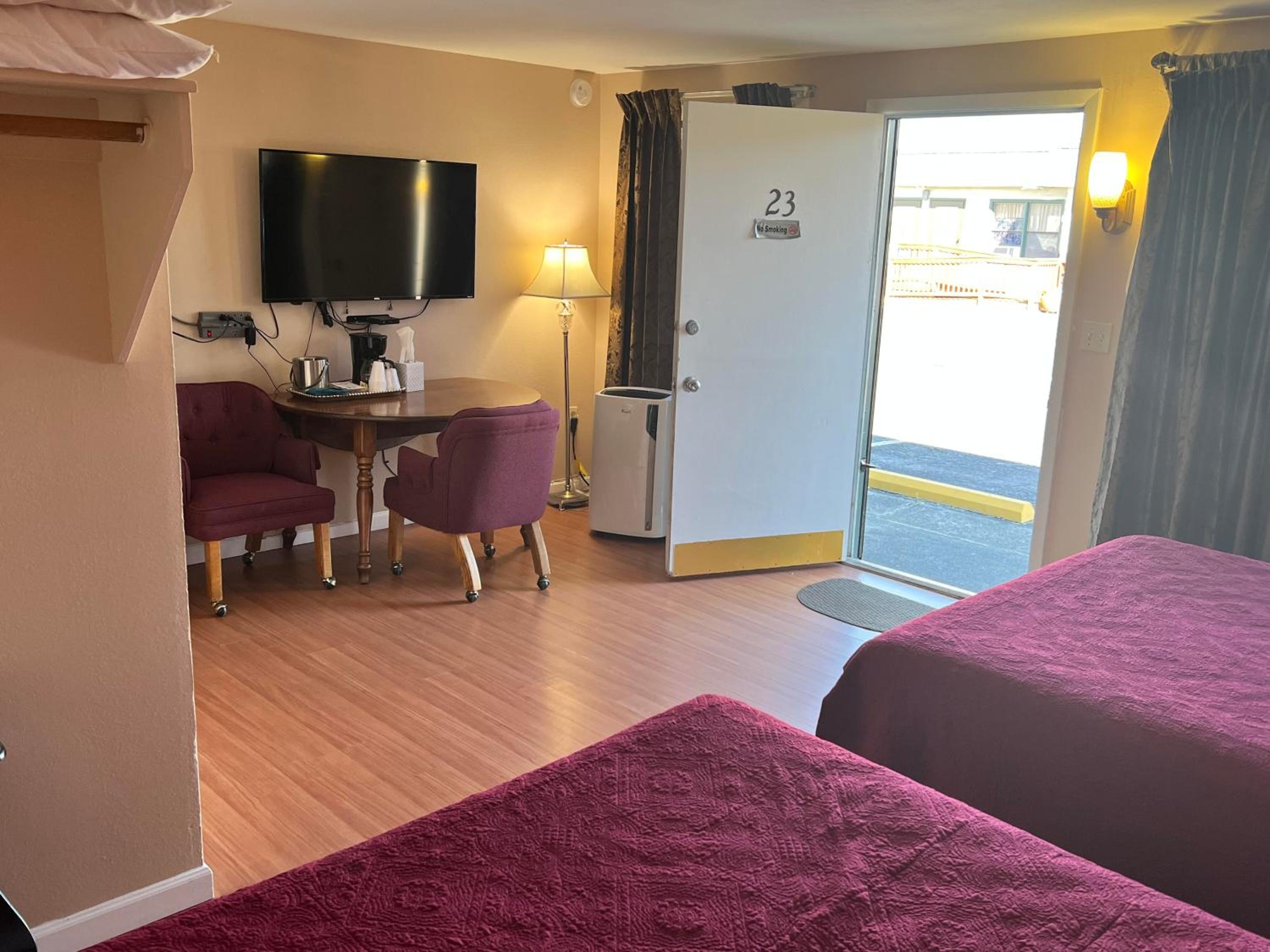 Standard Queen Room with Two Queen Beds - Photo 6