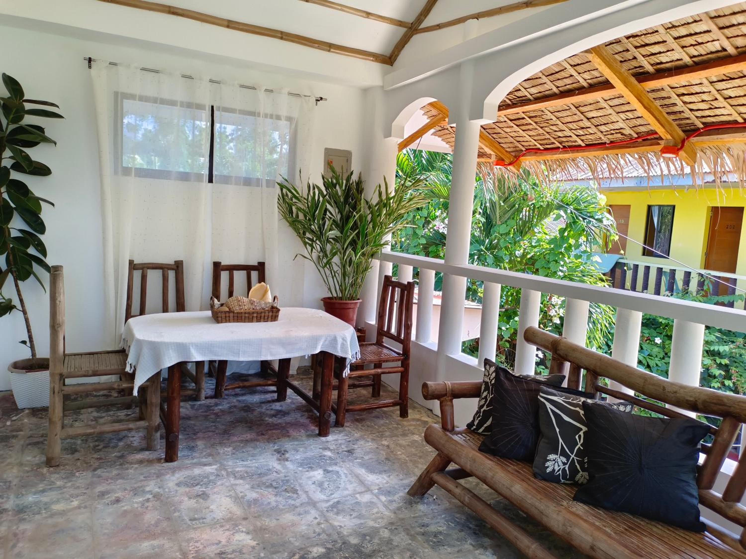 Quadruple Room with Balcony - Photo 10