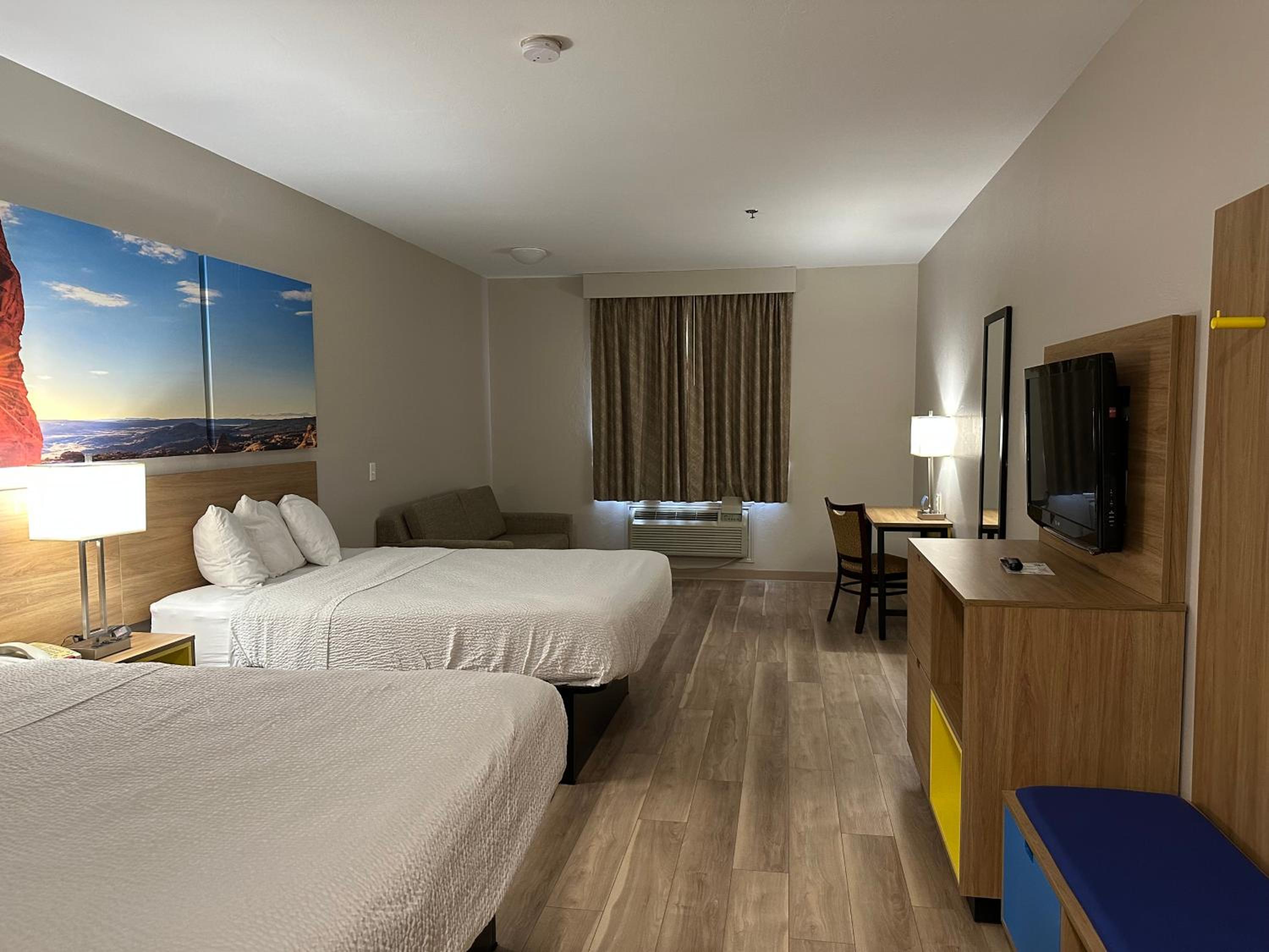 Deluxe Queen Room with Two Queen Beds - Non-Smoking - Photo 3
