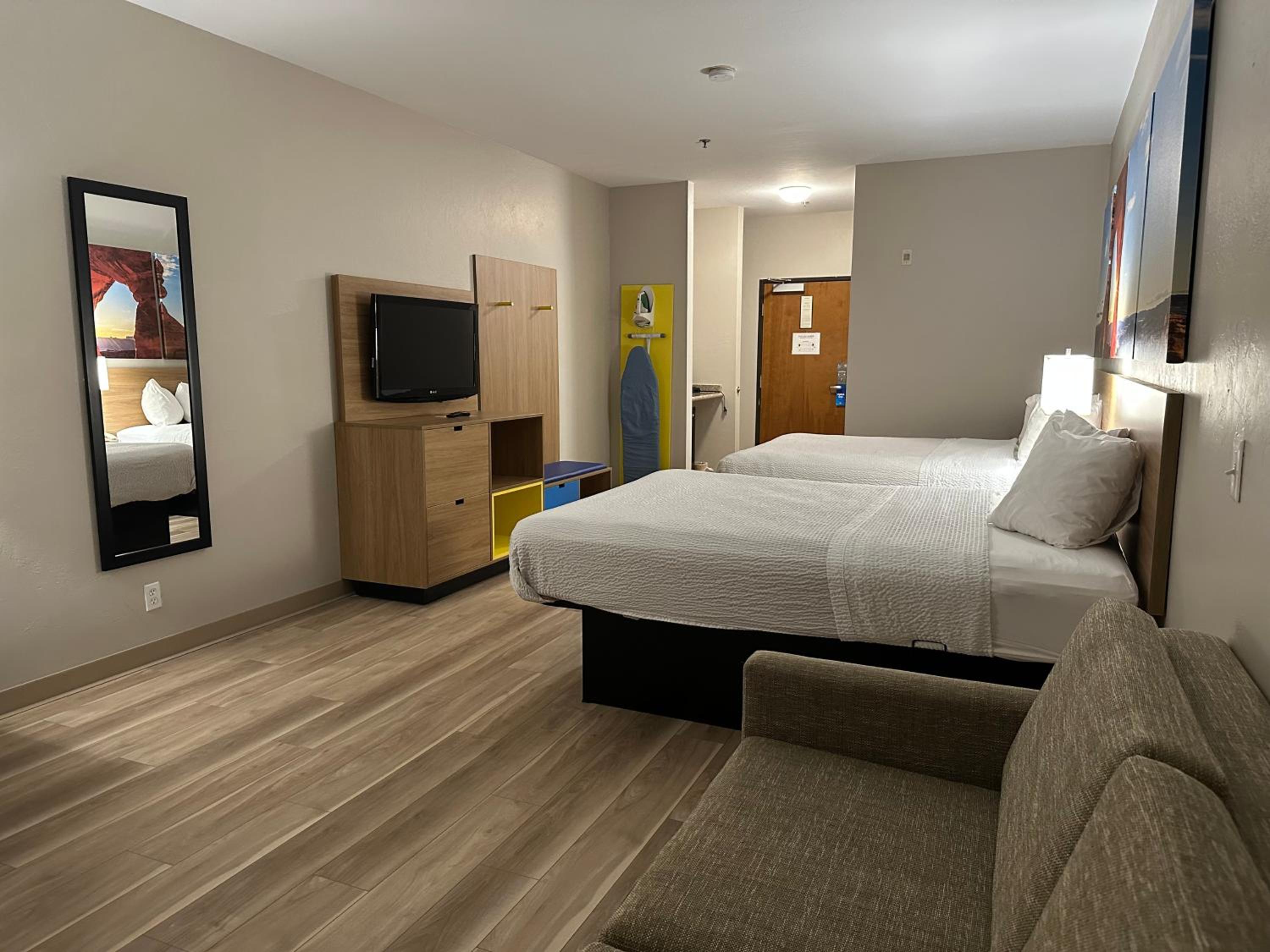 Deluxe Queen Room with Two Queen Beds - Non-Smoking - Photo 5