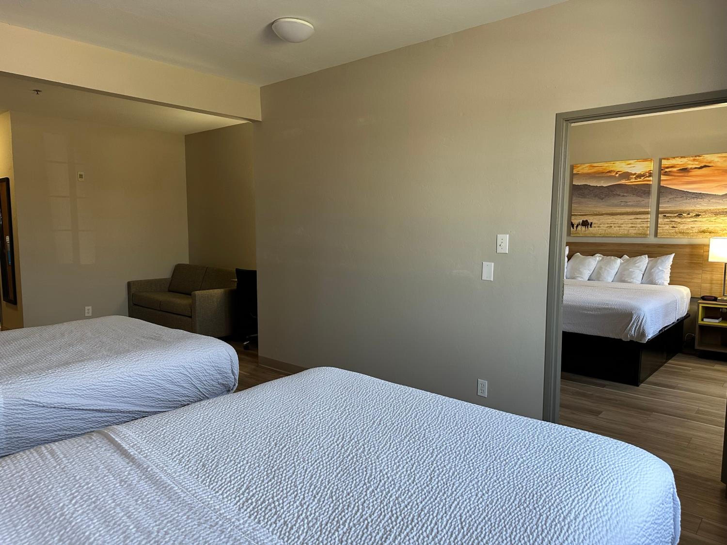 1 King Bed, 2 Queen Beds, Two-Bedroom Suite, Non-Smoking - Photo 3