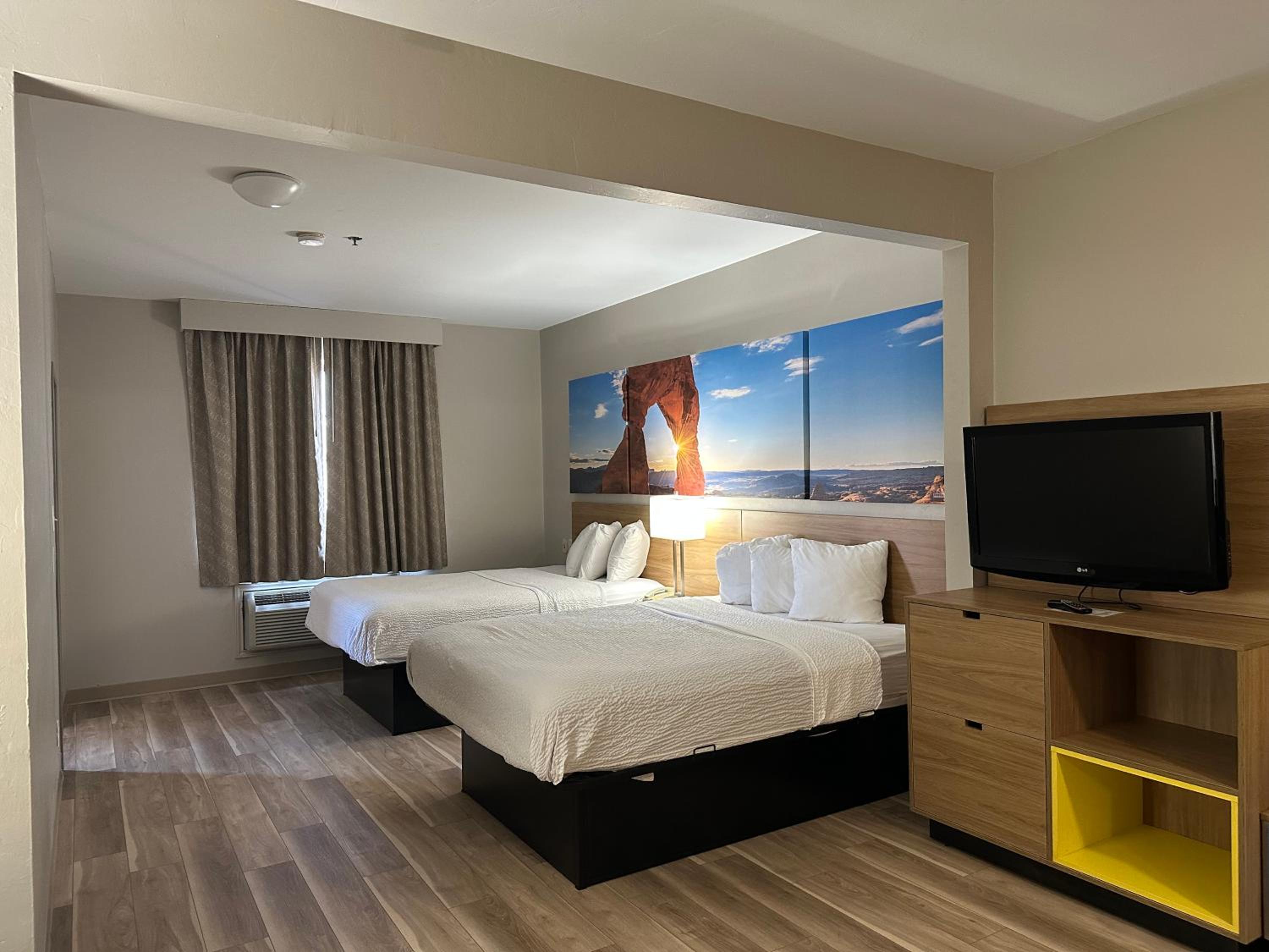 1 King Bed, 2 Queen Beds, Two-Bedroom Suite, Non-Smoking - Photo 8