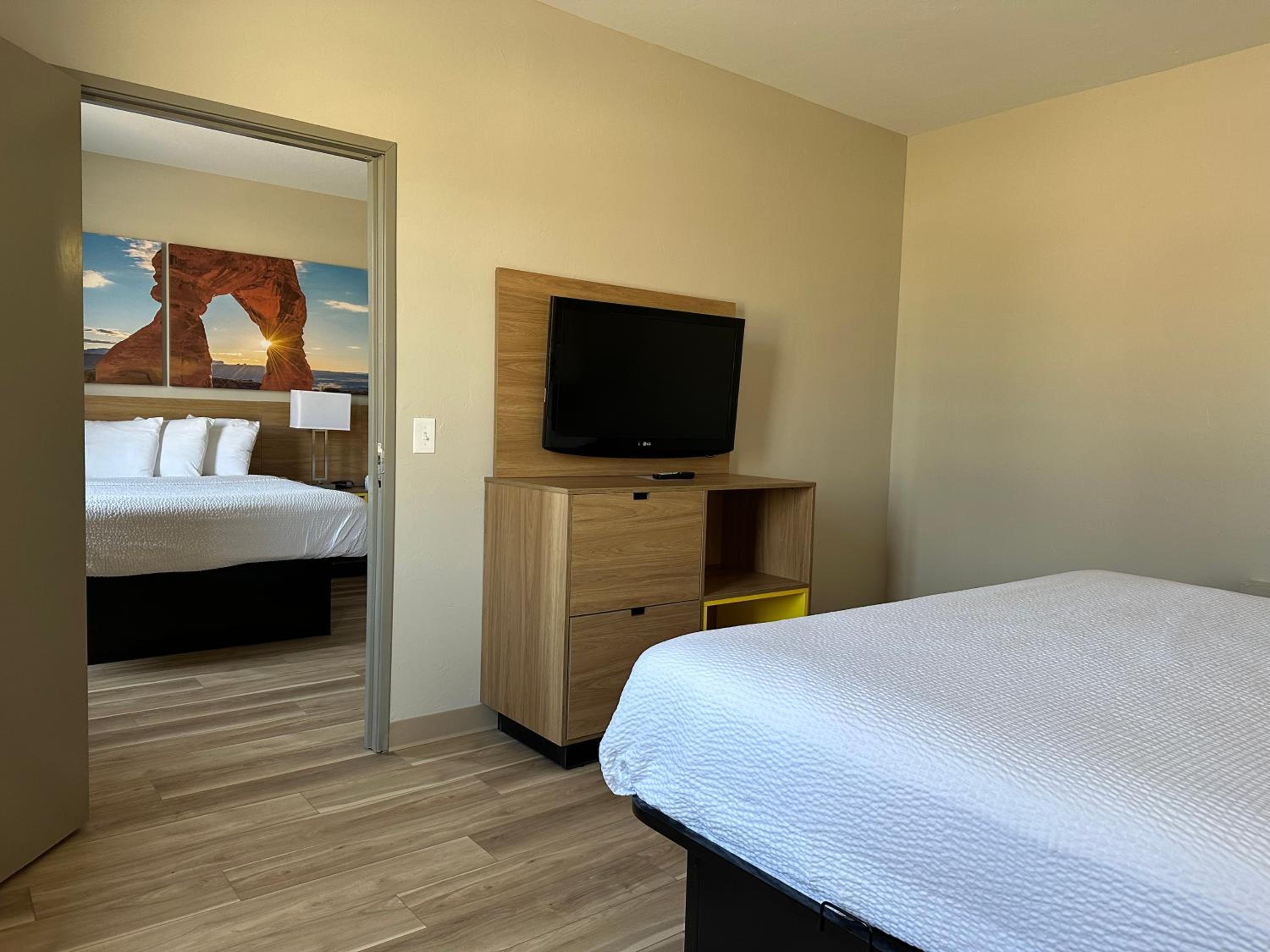 1 King Bed, 2 Queen Beds, Two-Bedroom Suite, Non-Smoking - Photo 4