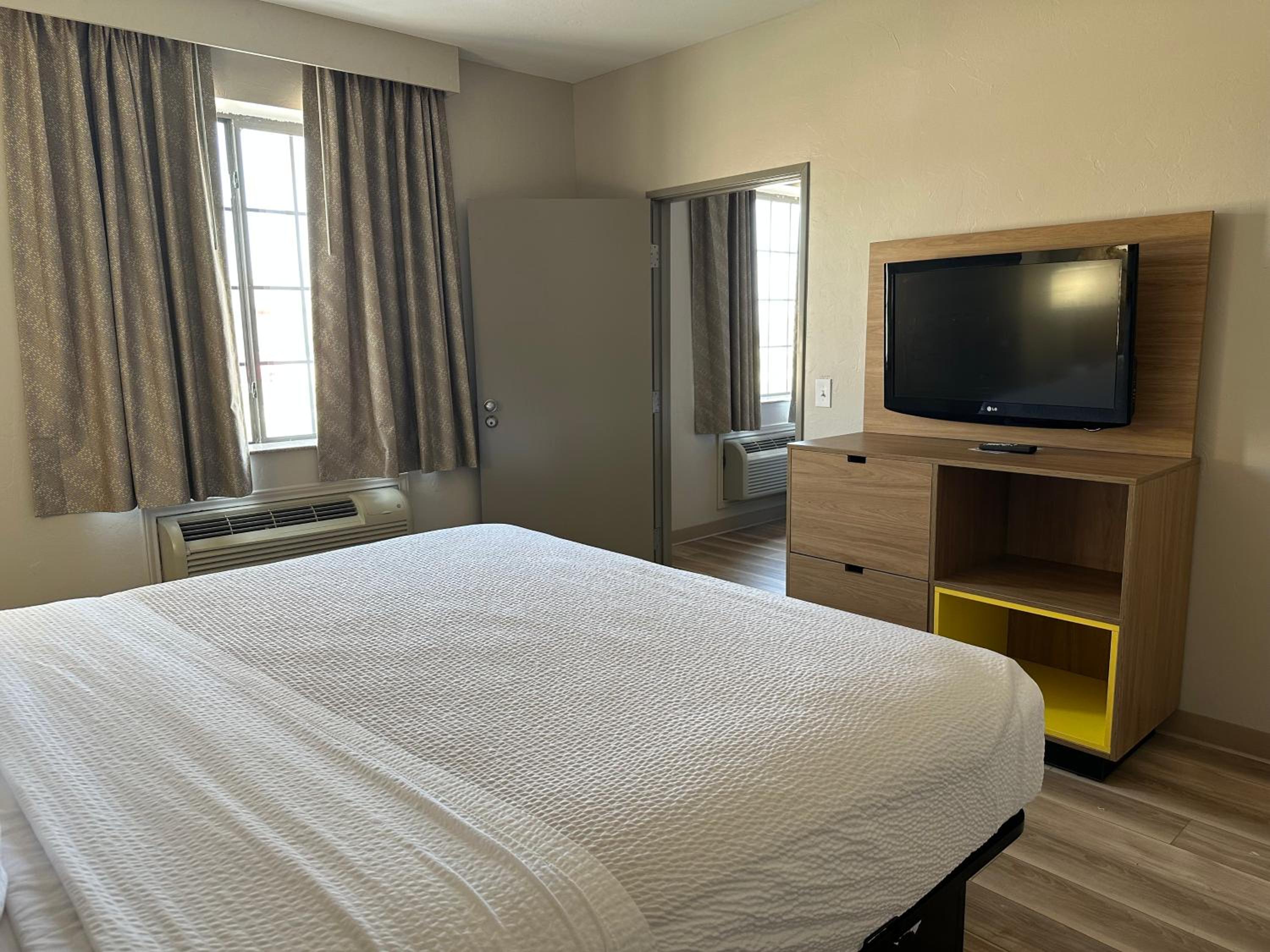 1 King Bed, 2 Queen Beds, Two-Bedroom Suite, Non-Smoking - Photo 9