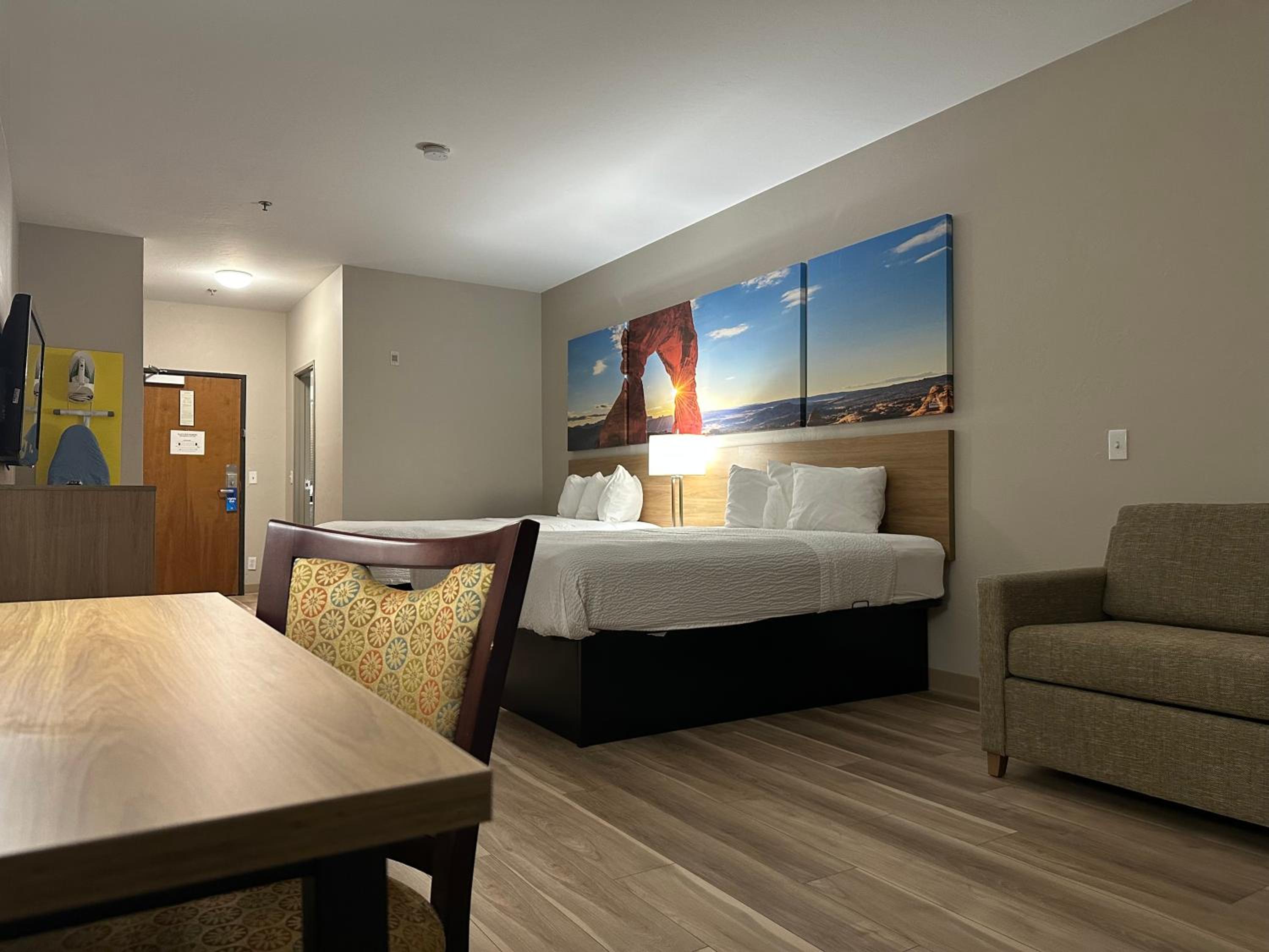 Deluxe Queen Room with Two Queen Beds - Non-Smoking - Photo 8