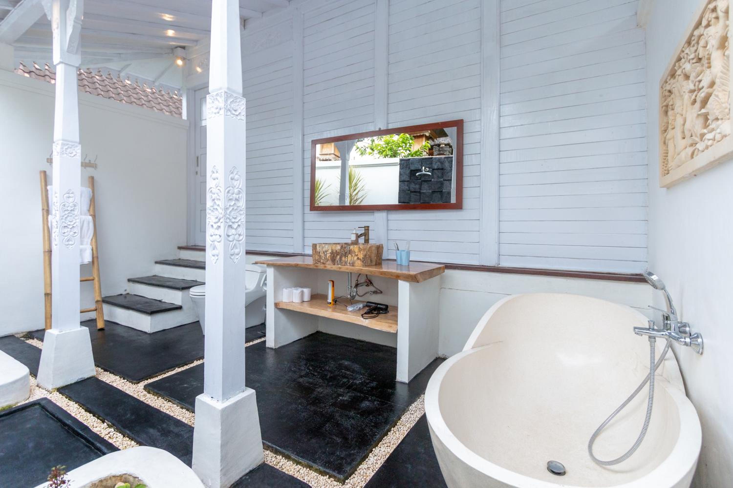 King Suite with Pool View - Photo 12