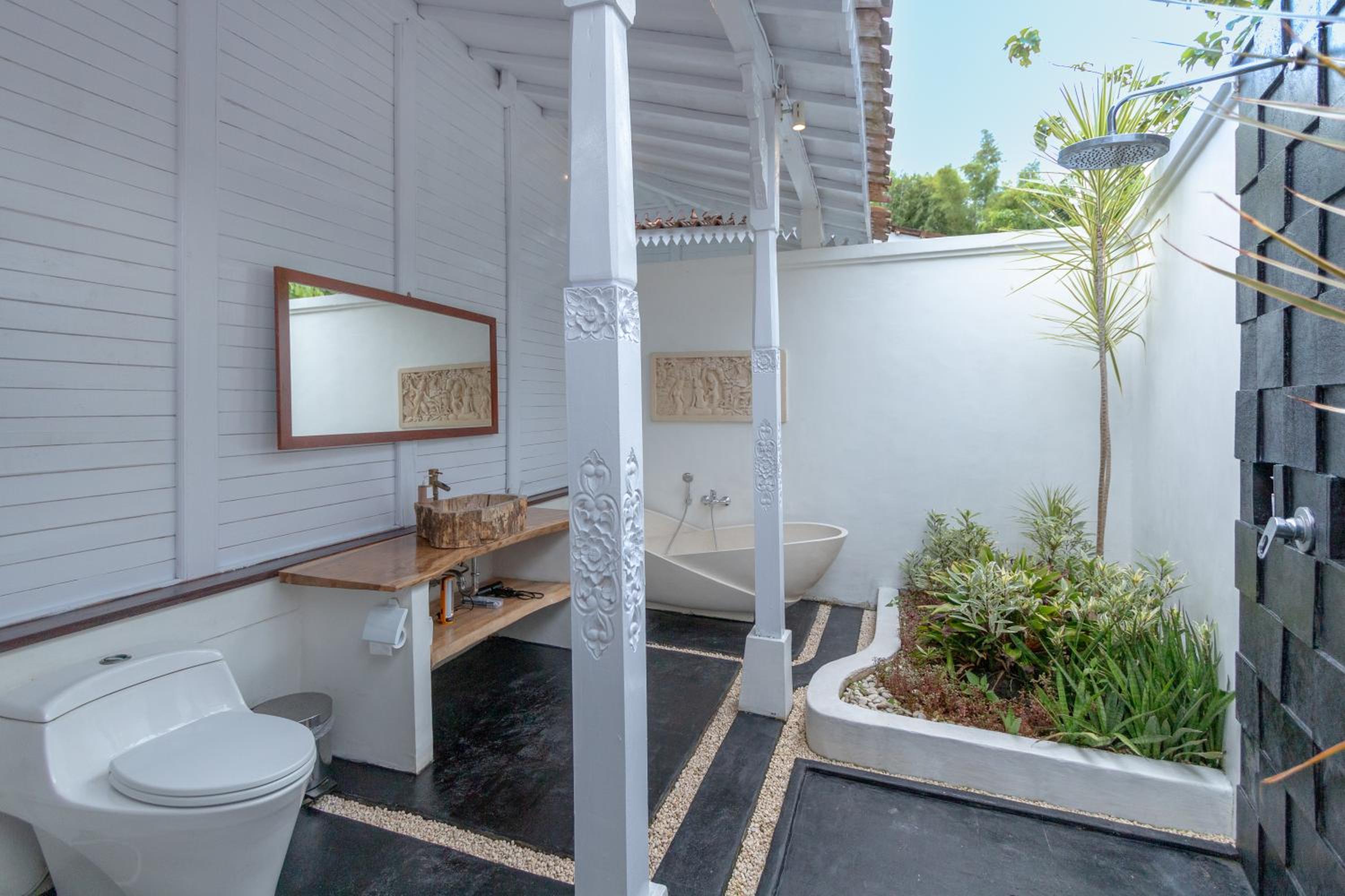 King Suite with Pool View - Photo 13