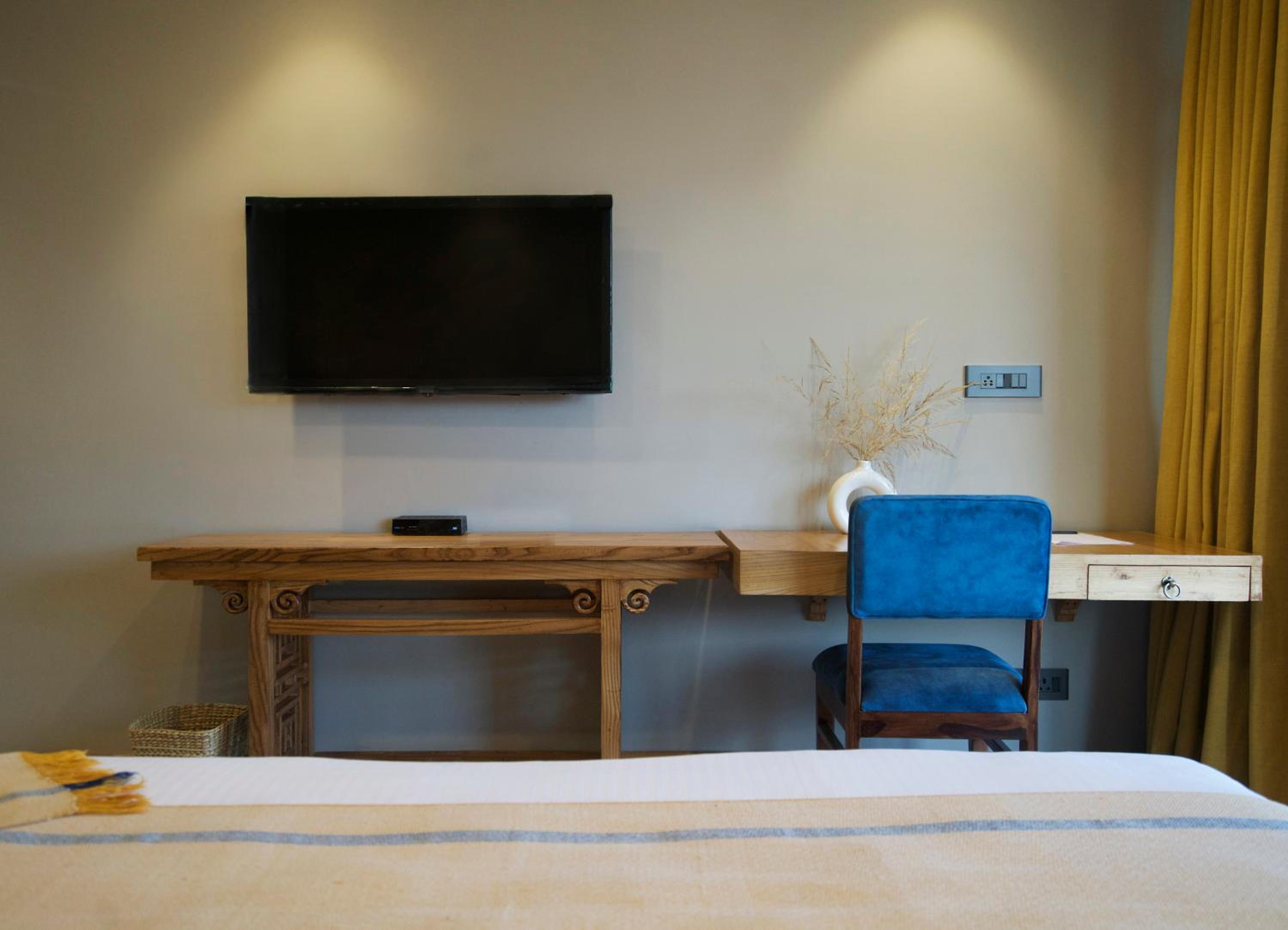 King Room with Balcony - Photo 9