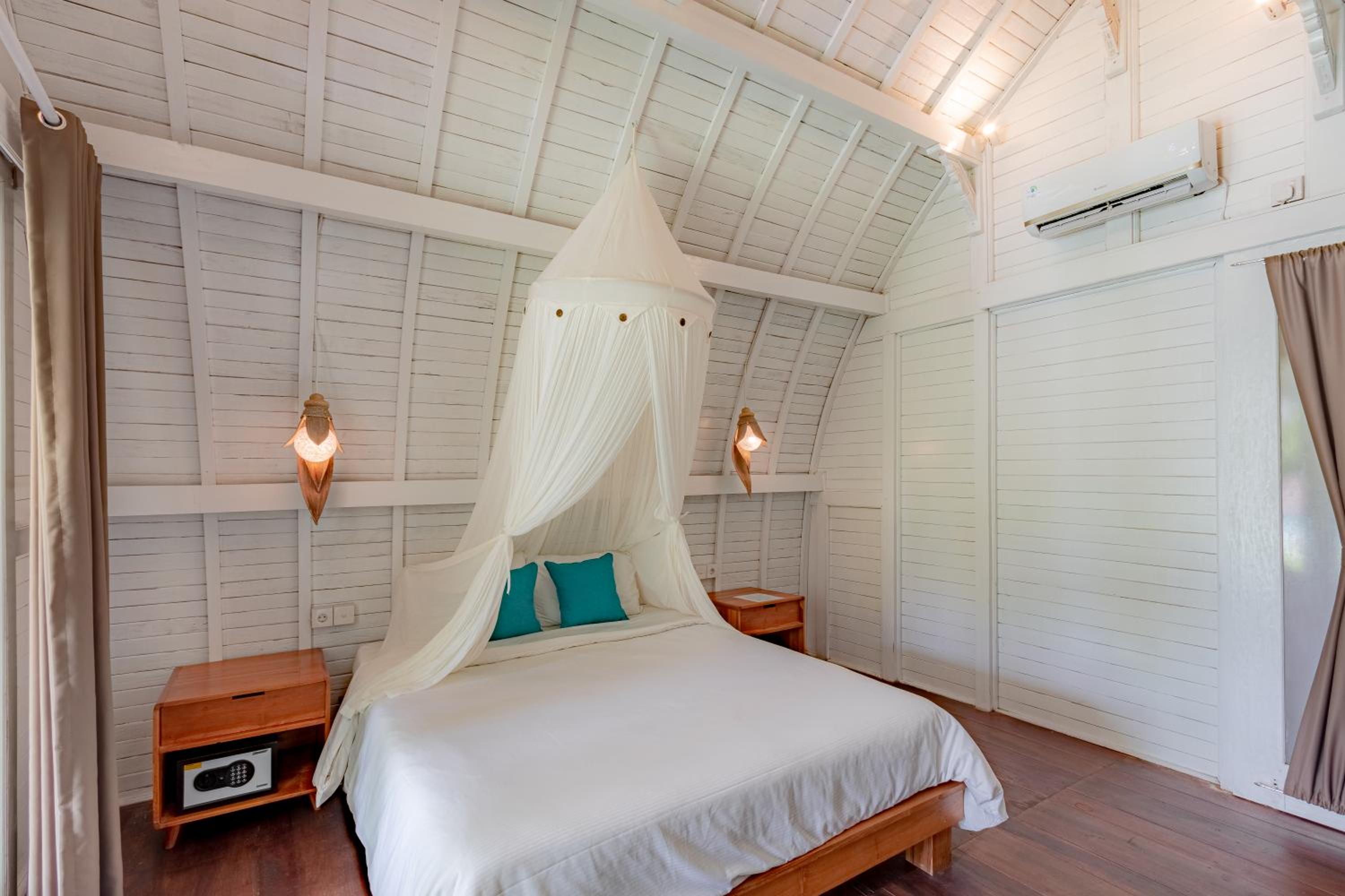 Deluxe Queen Room - Photo 11
