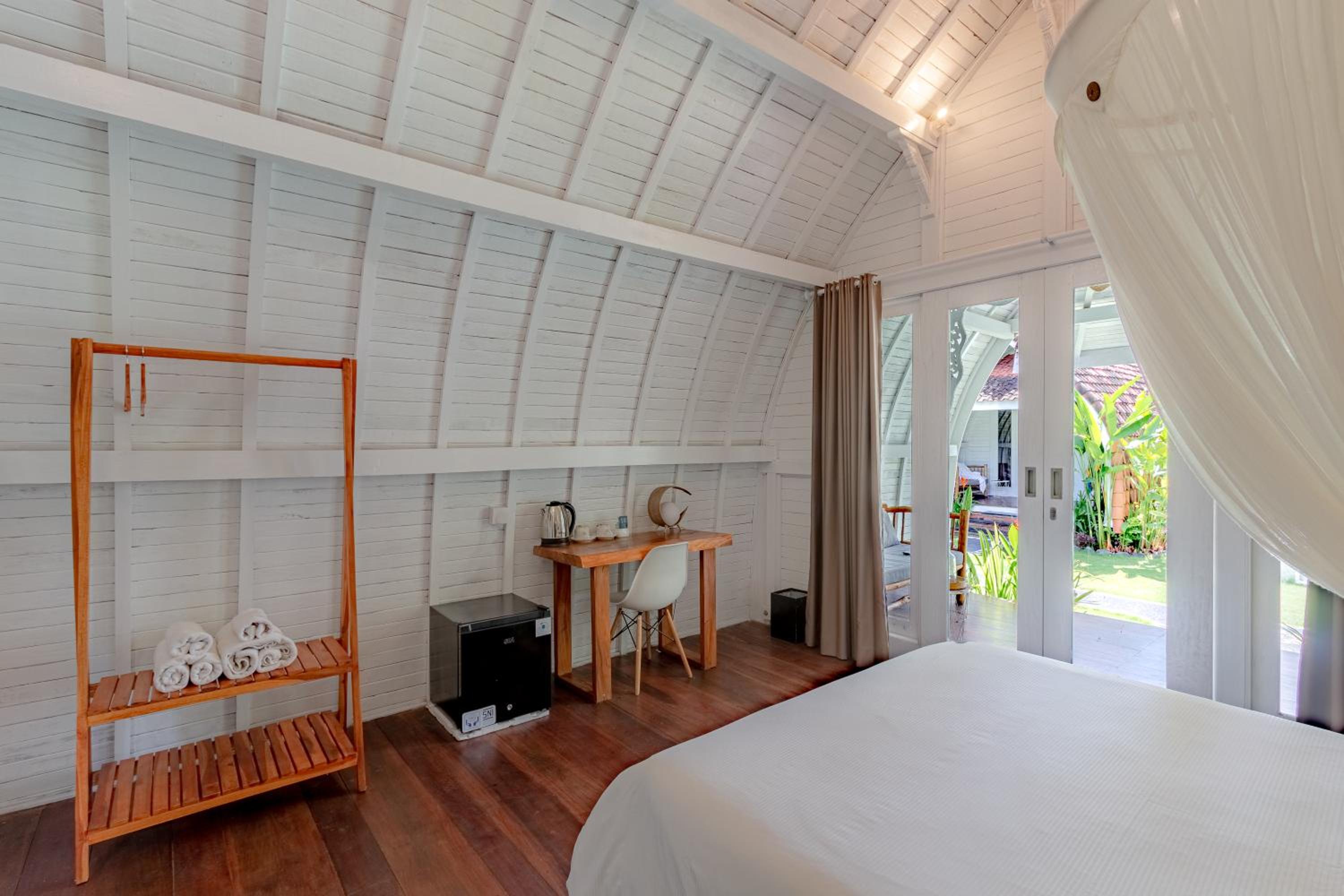 Deluxe Queen Room - Photo 9