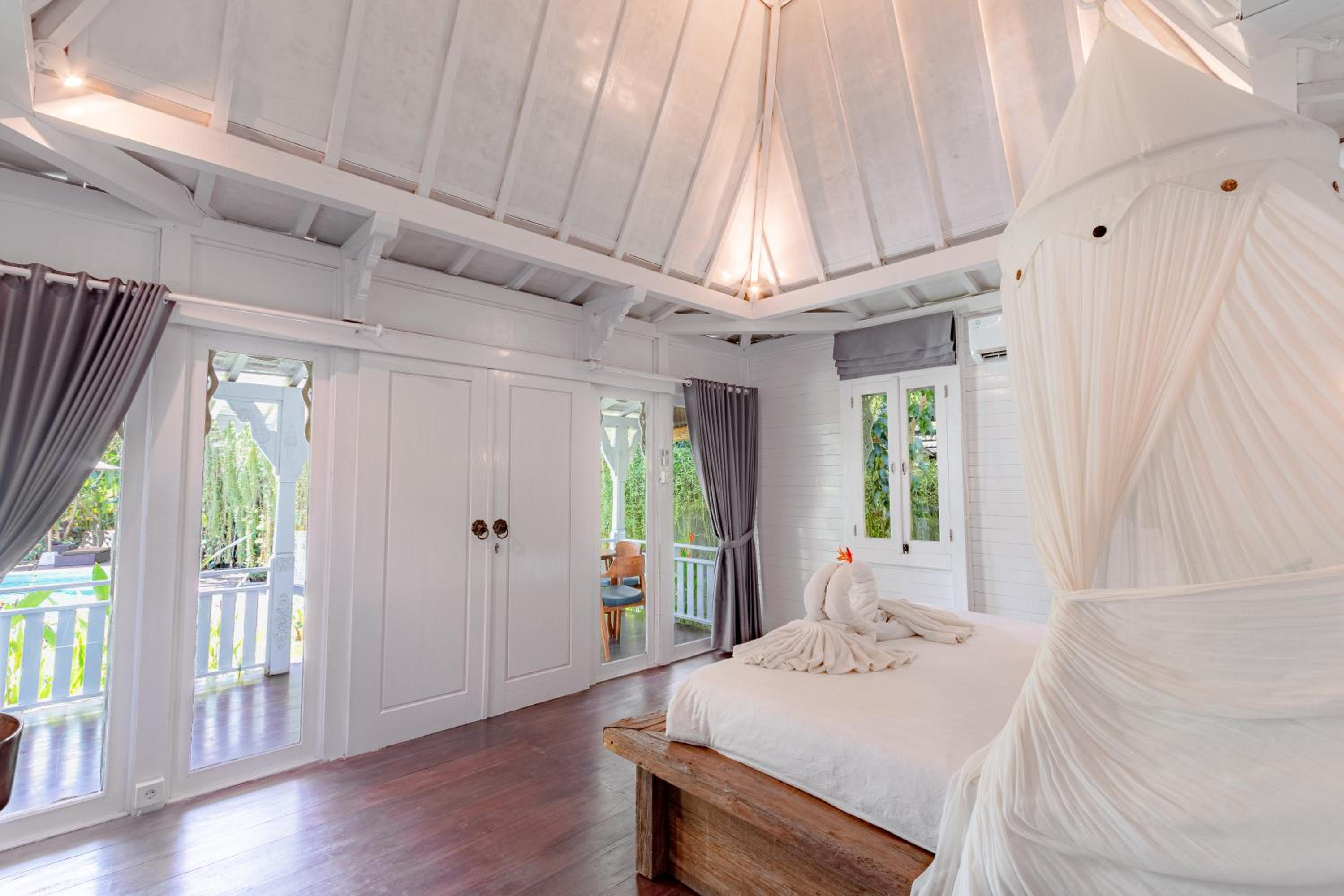 King Suite with Pool View - Photo 8