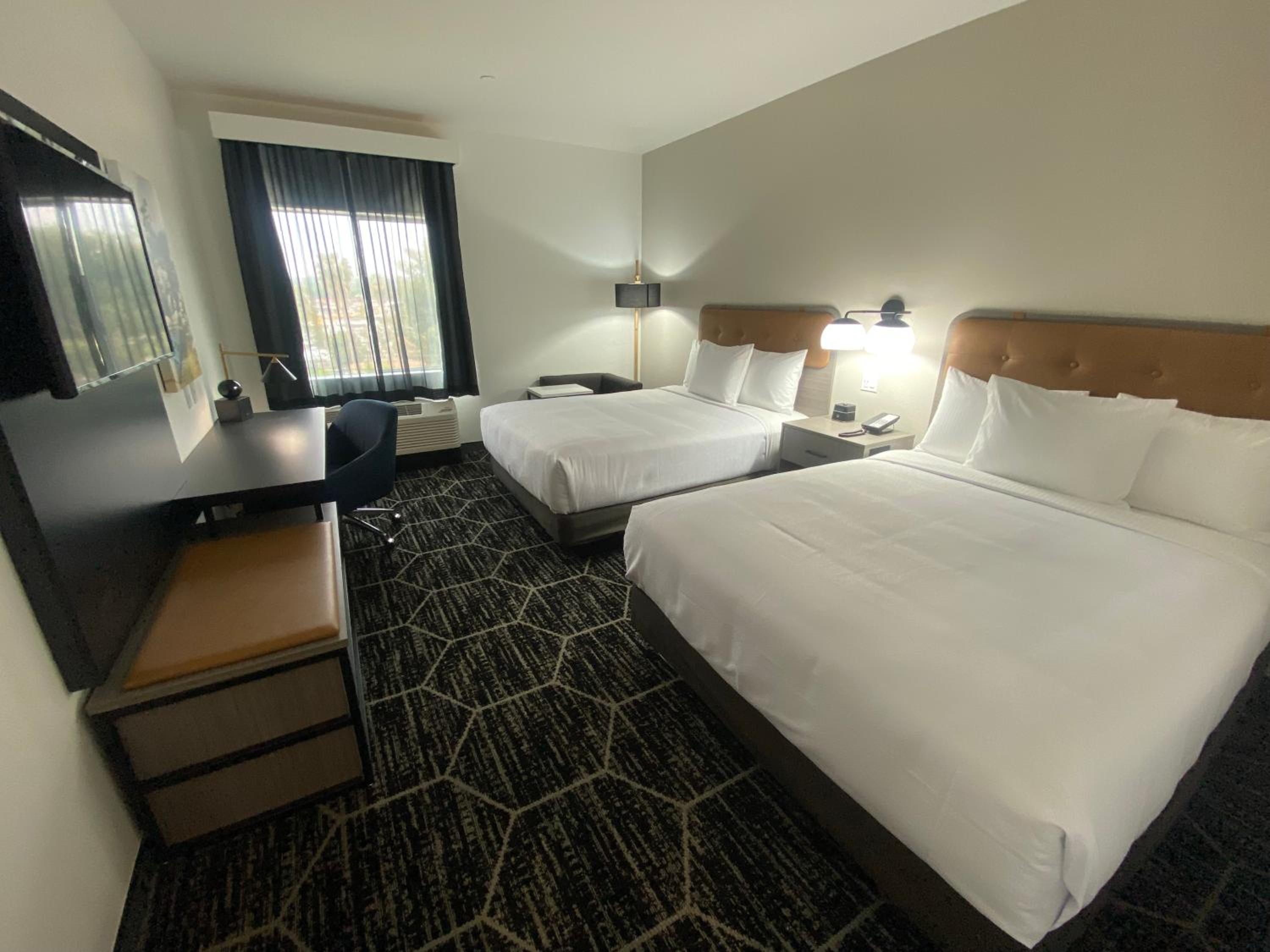 Queen Room with Two Queen Beds - Non-Smoking - Photo 4