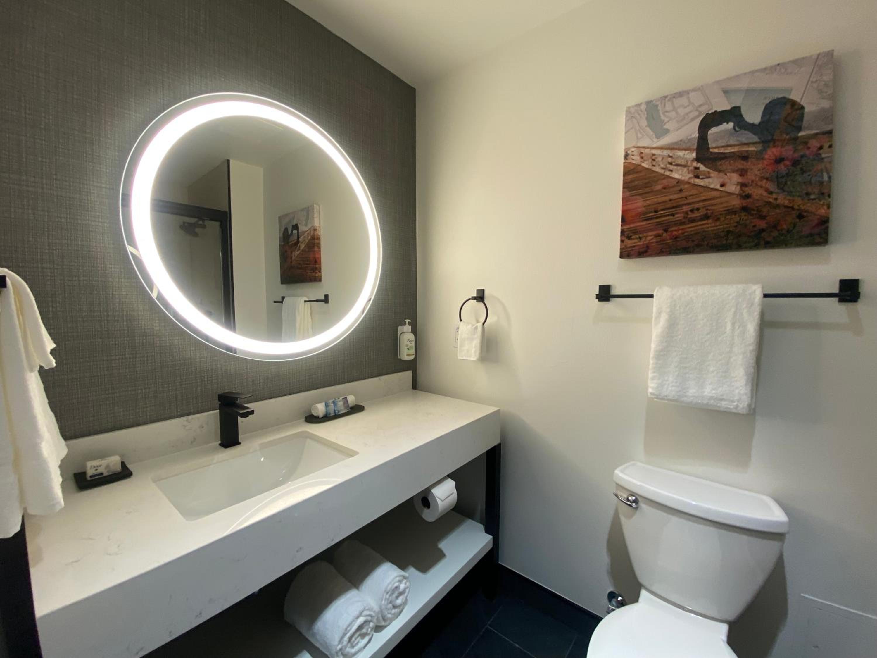 King Room with Mobility/Hearing Access and Bathtub with Grab Bars, Non-Smoking - Photo 5
