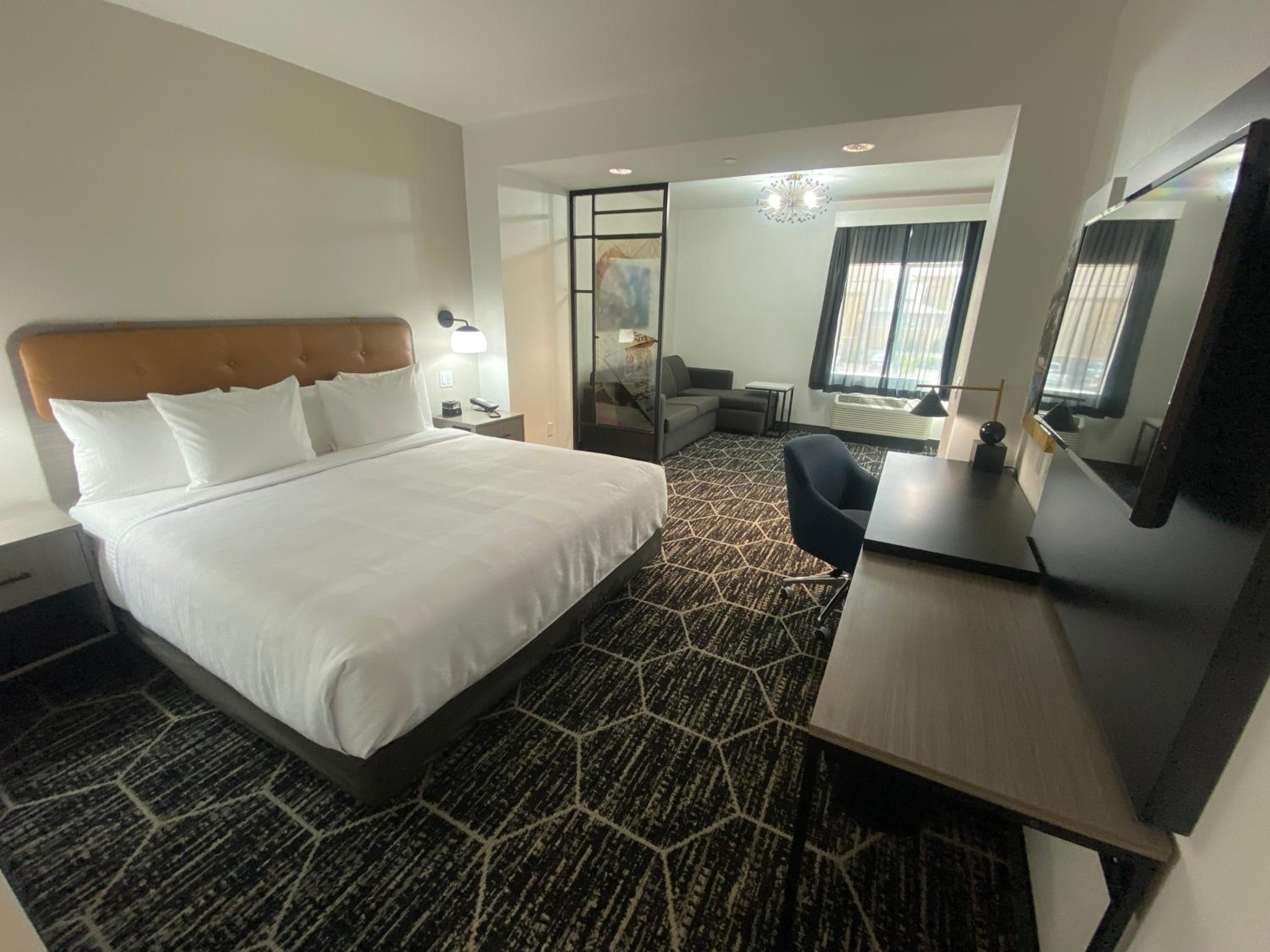 King Suite - Non-Smoking - Photo 6