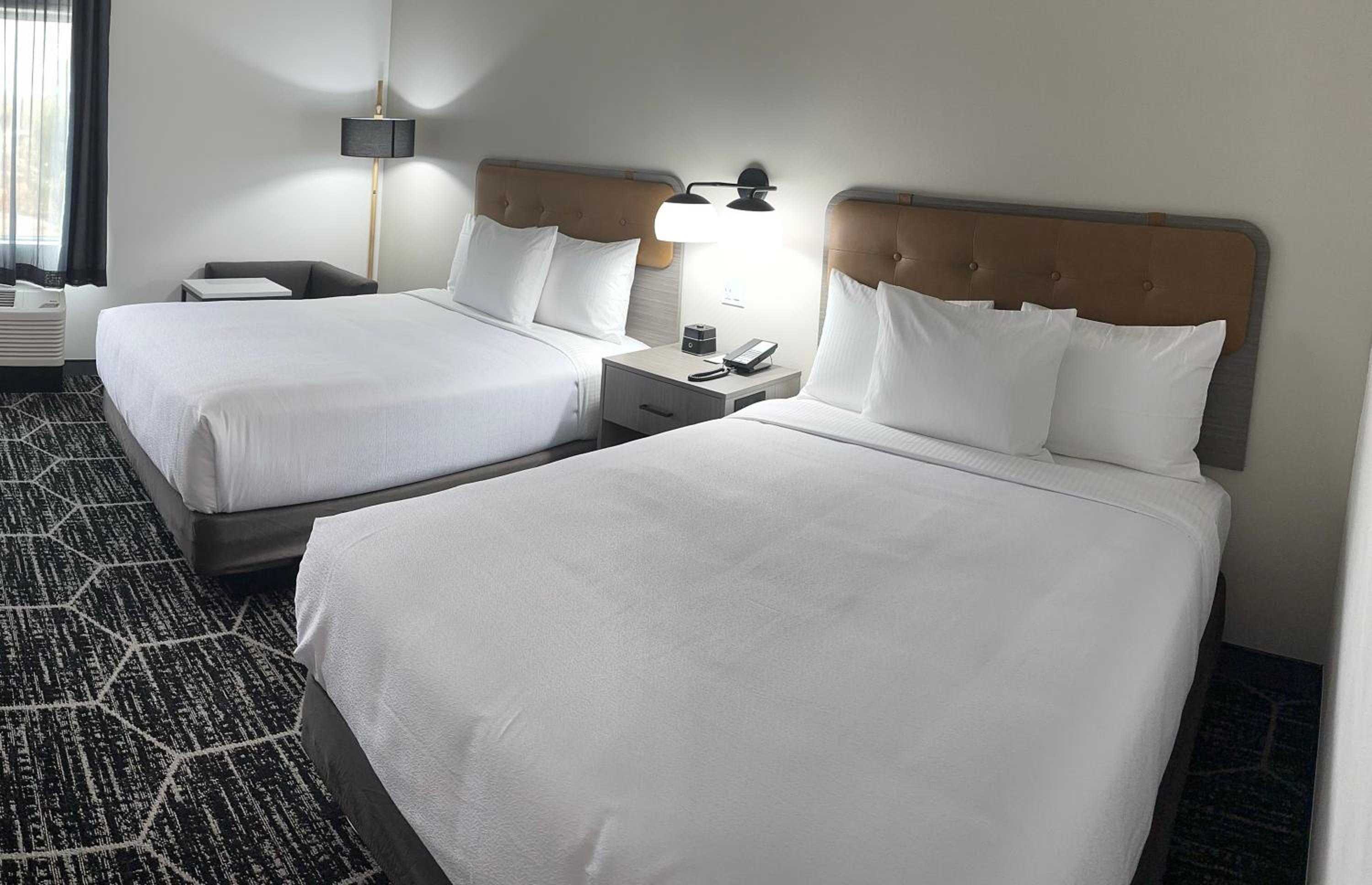 Double Room with Two Queen Beds, Mobility/Hearing Access and Roll-in Shower, Non-Smoking - Photo 5