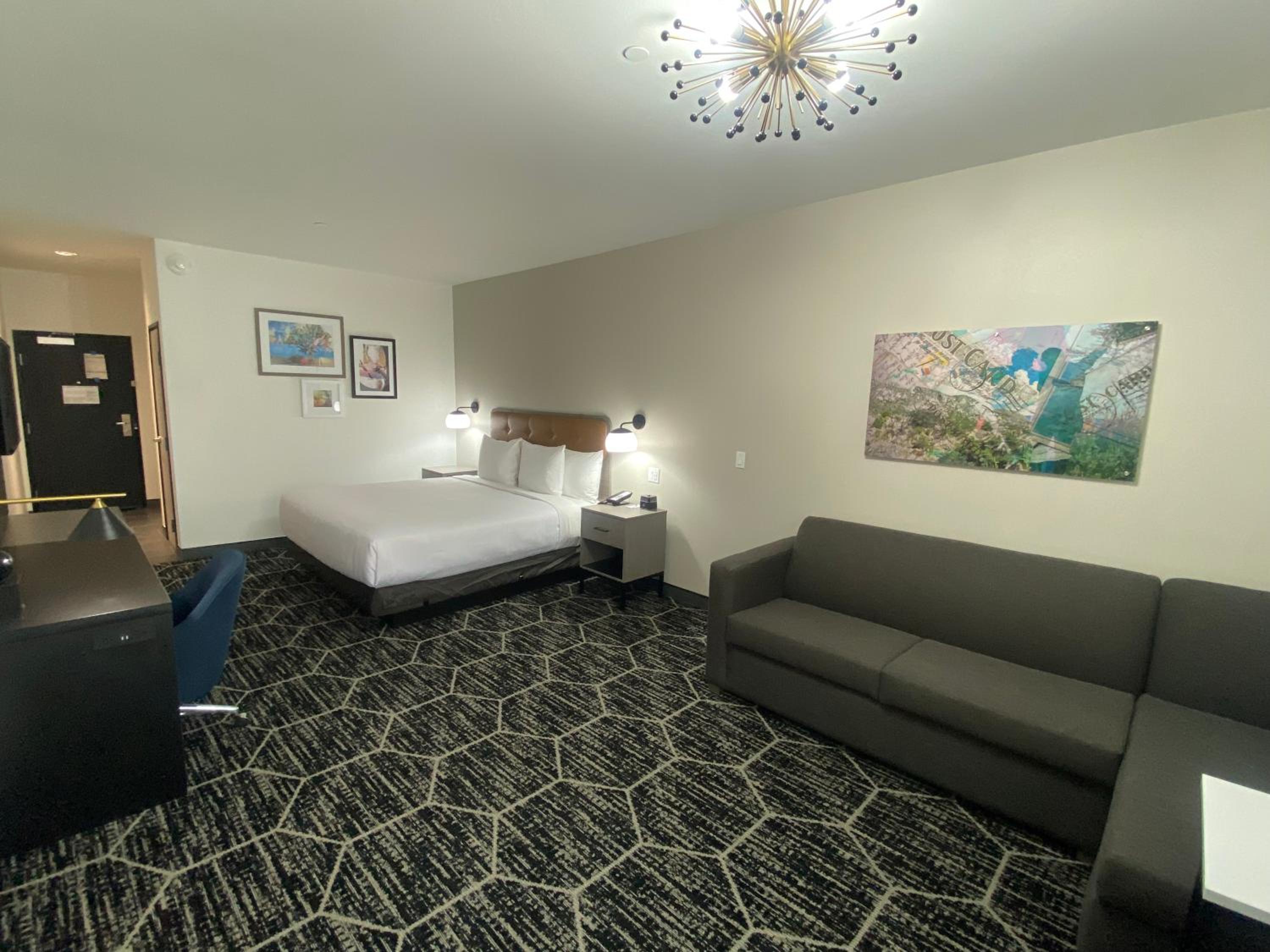 King Suite - Non-Smoking - Photo 2