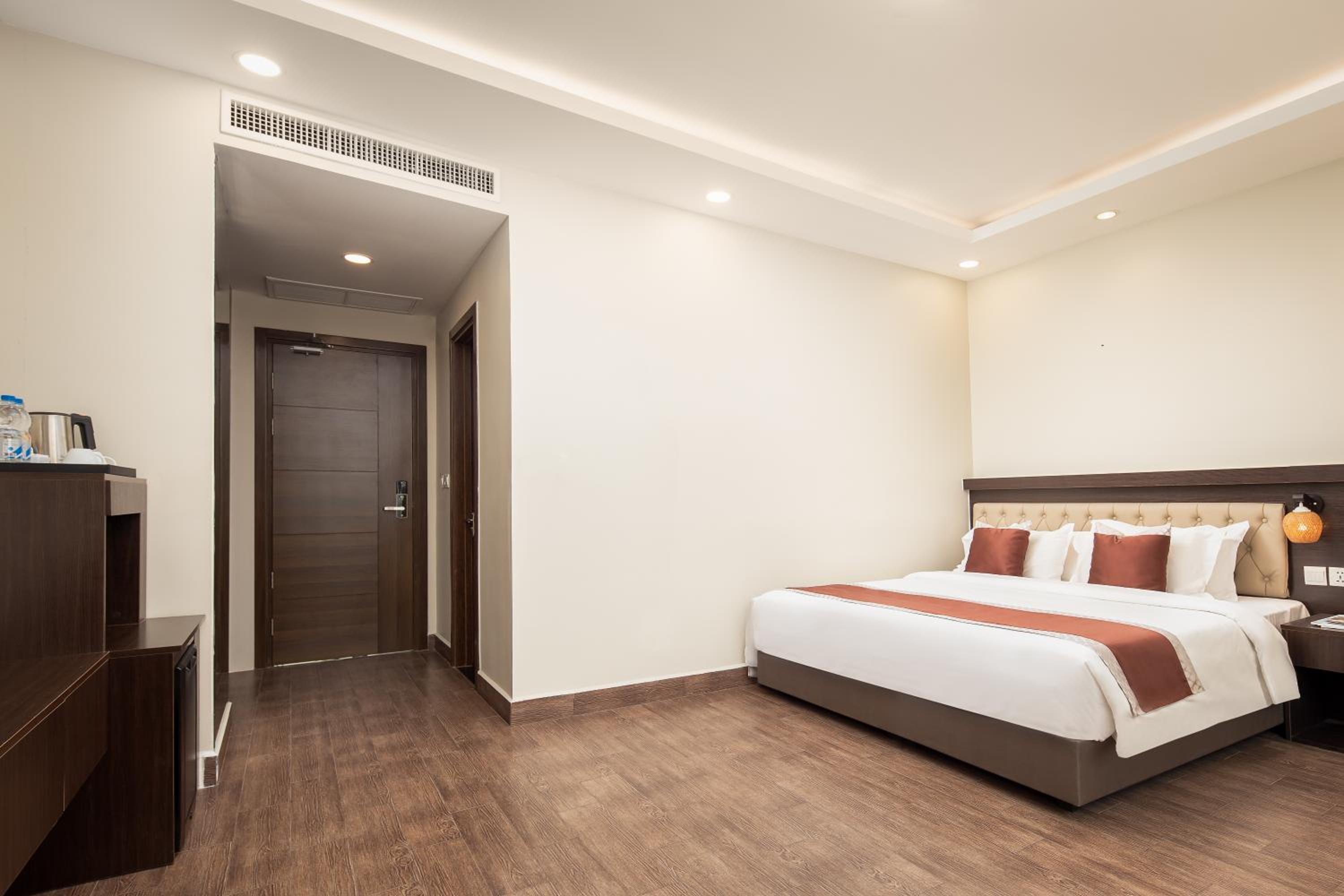 Premier King Bed - Photo 3