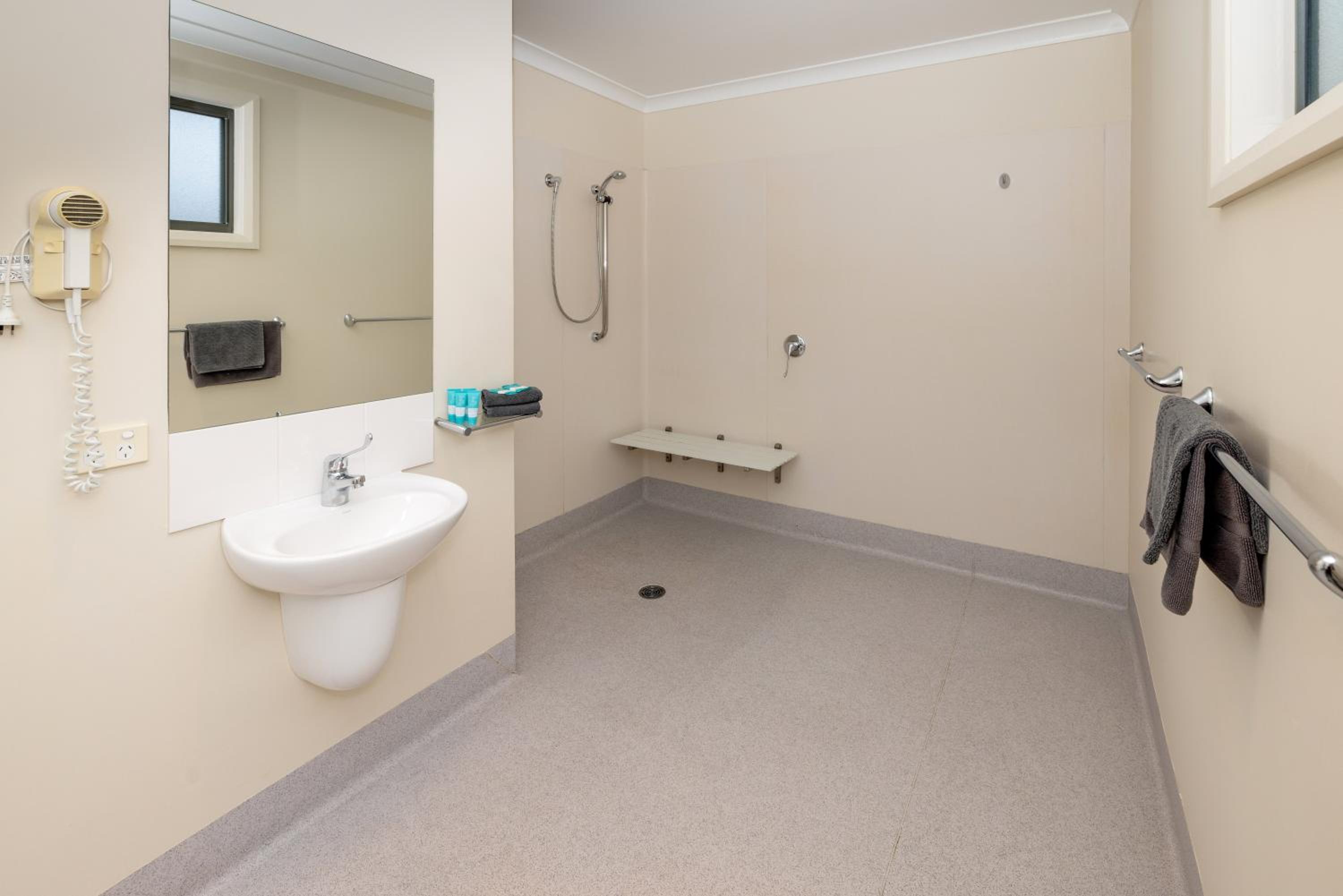 One-Bedroom Chalet - Disability Access photo 2