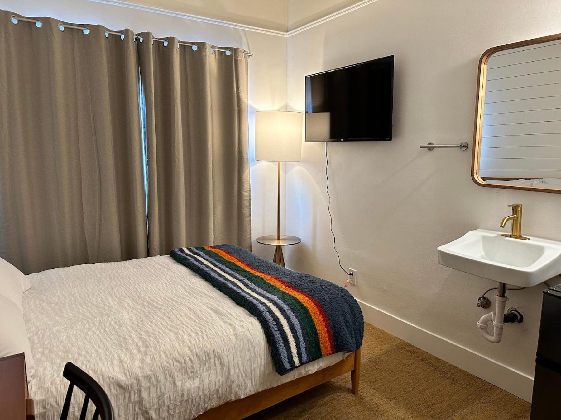 Queen Room with Shared Bathroom photo 2