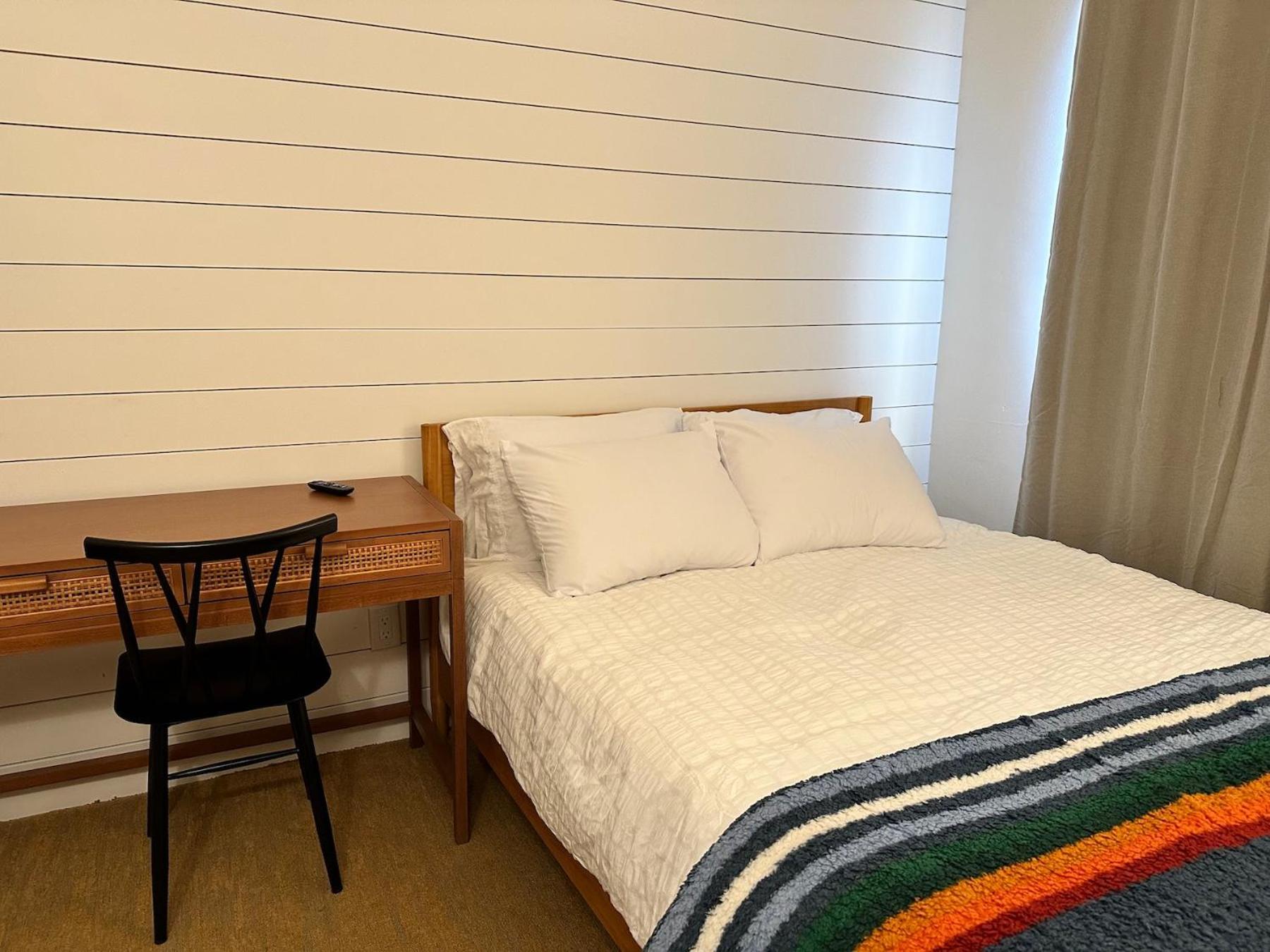 Queen Room with Shared Bathroom photo 1