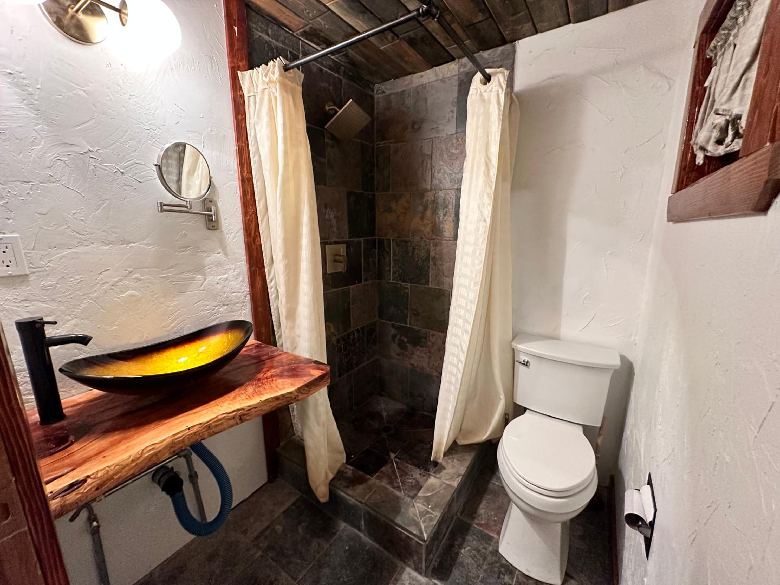 Deluxe Queen Suite - Photo 3