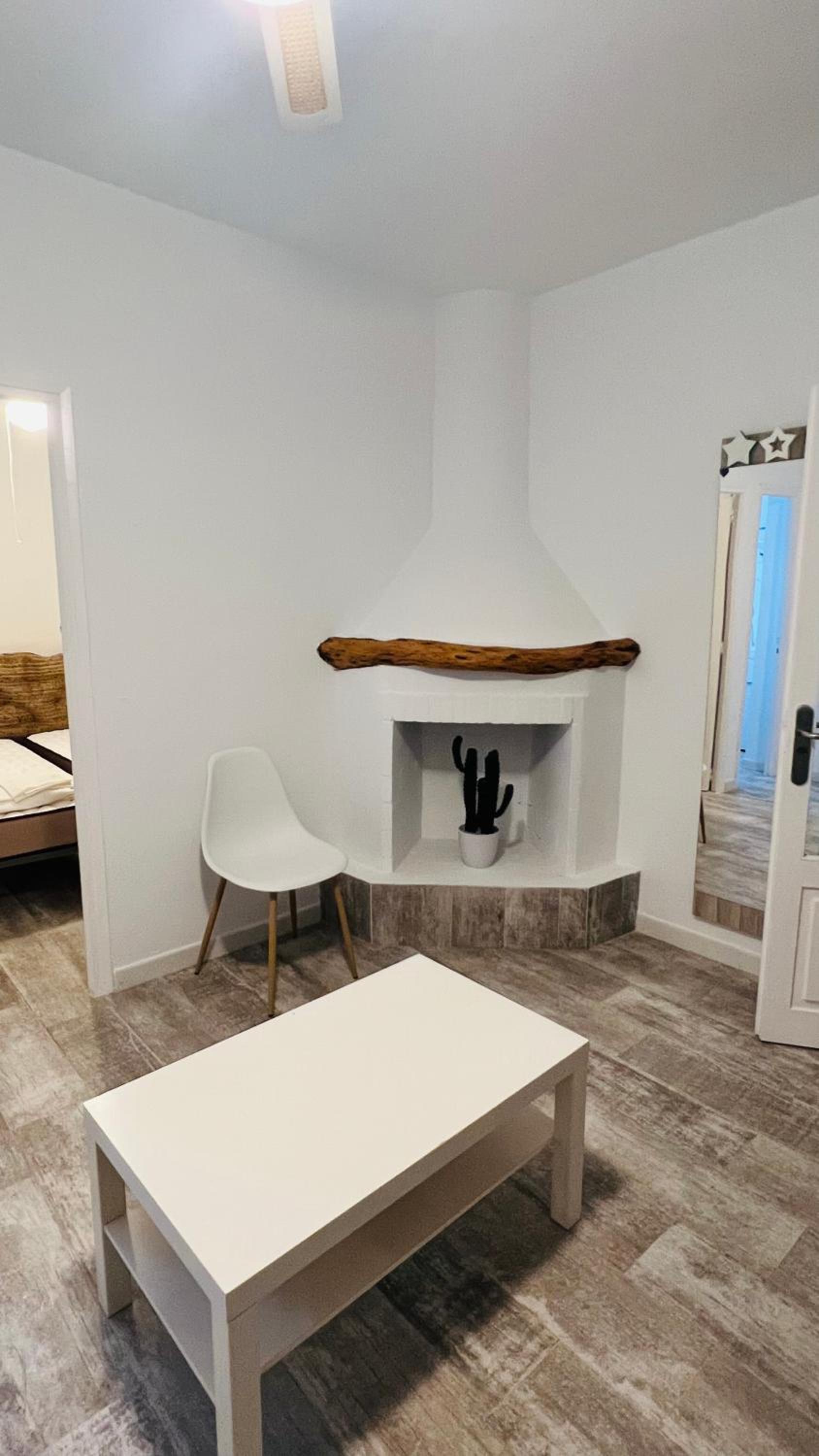 One-Bedroom Apartment - Photo 12