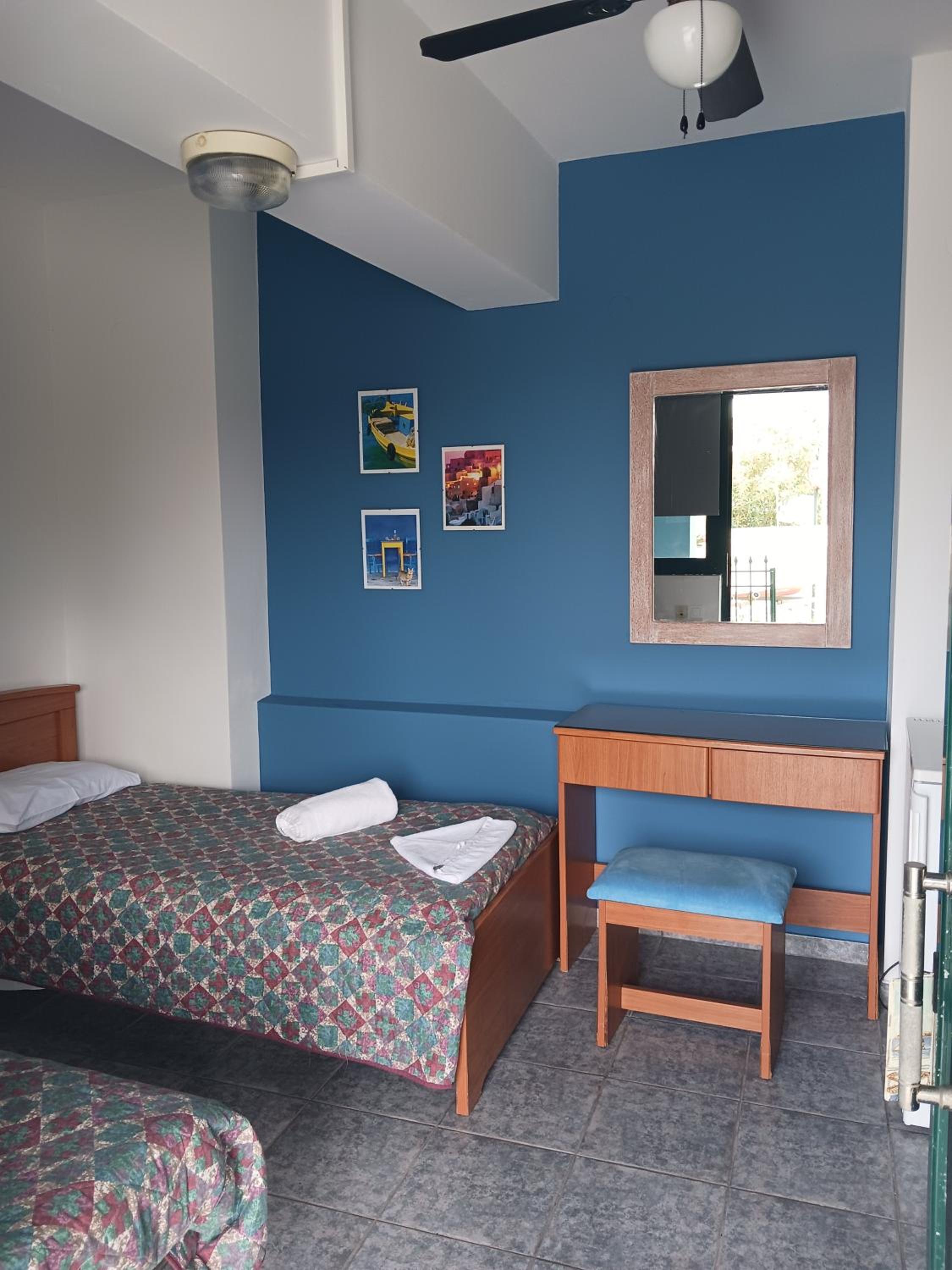 Economy Twin Room photo 2