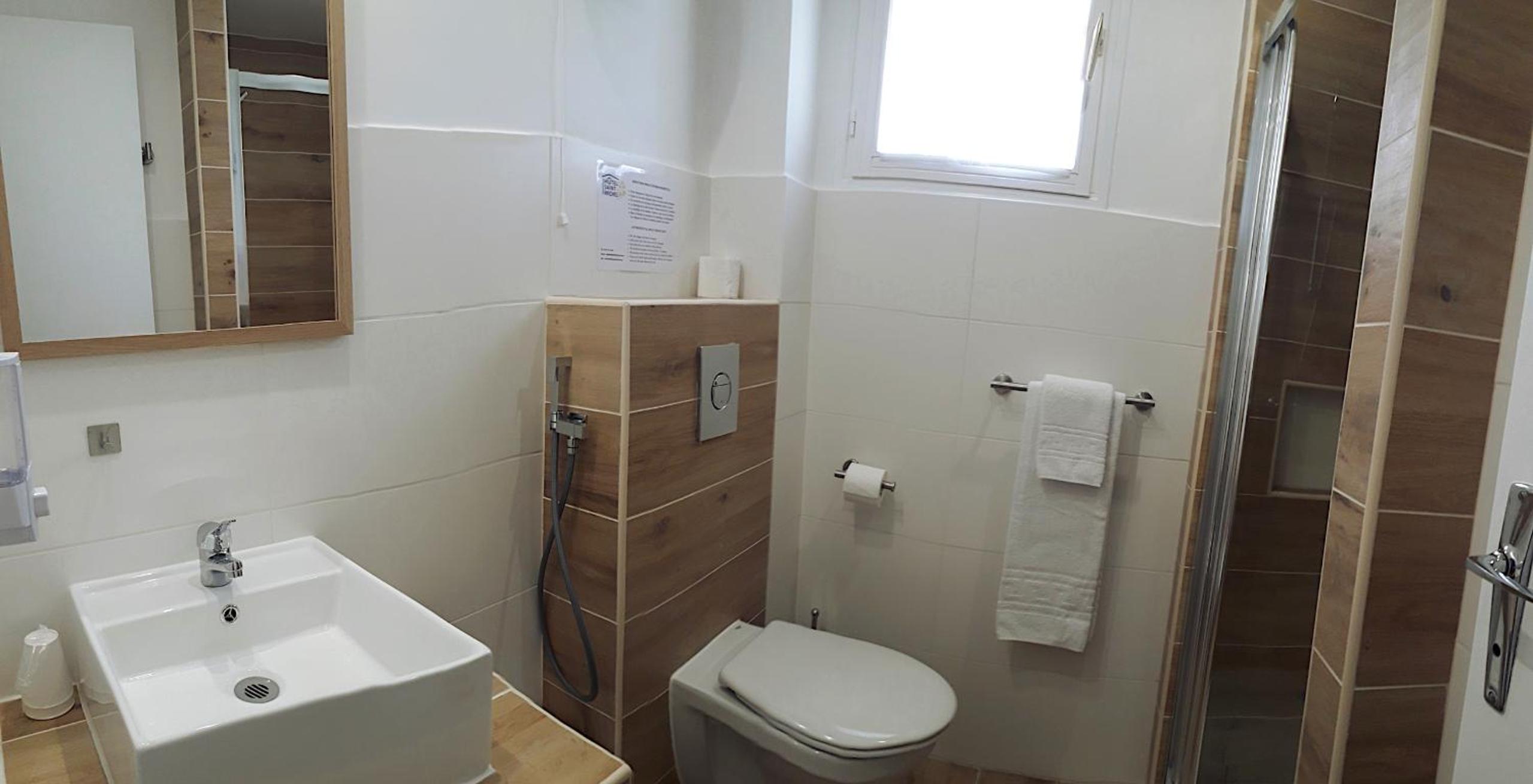 Double Room with Private Bathroom - Photo 2