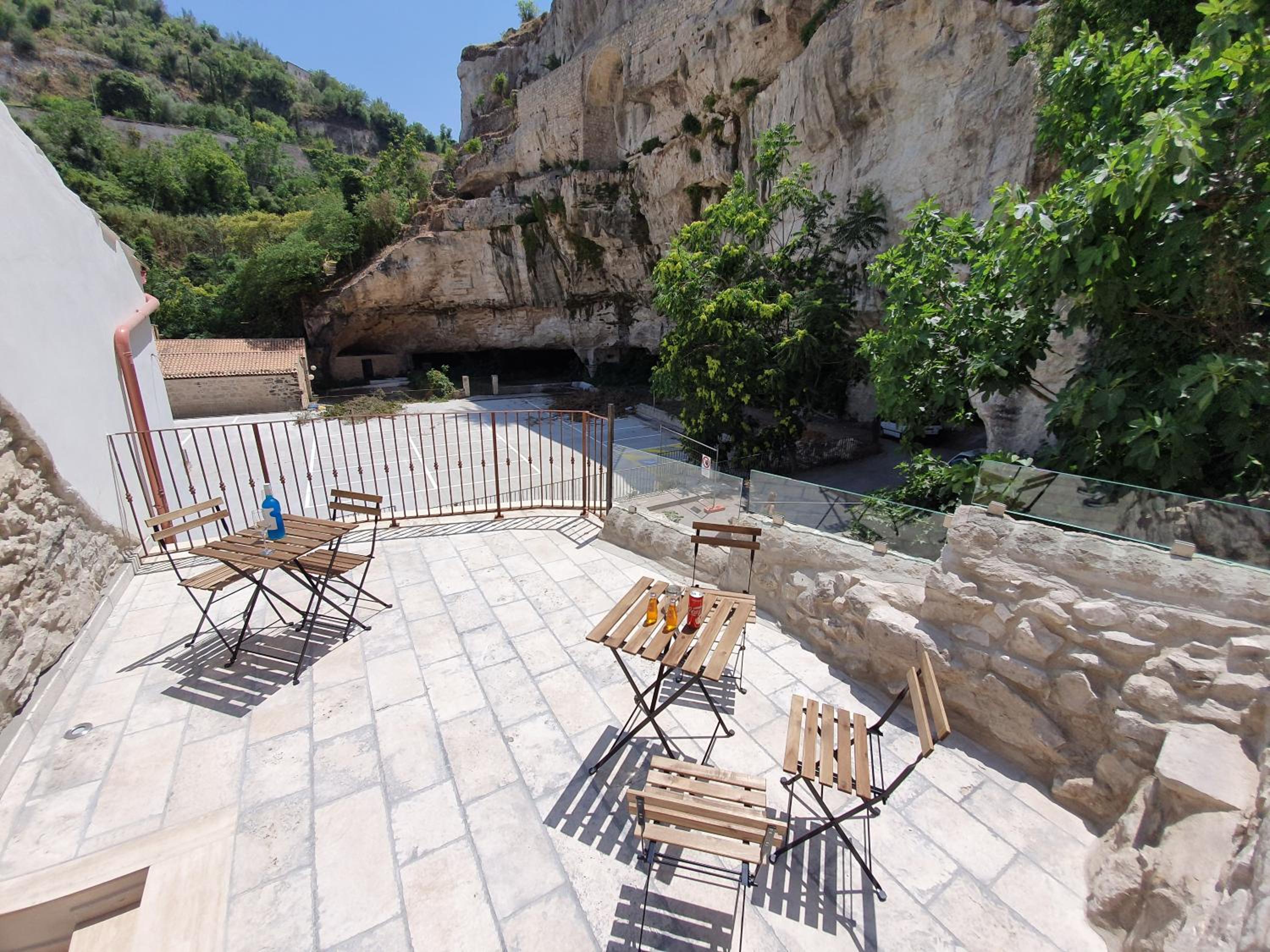 Double Room with Balcony - Photo 8