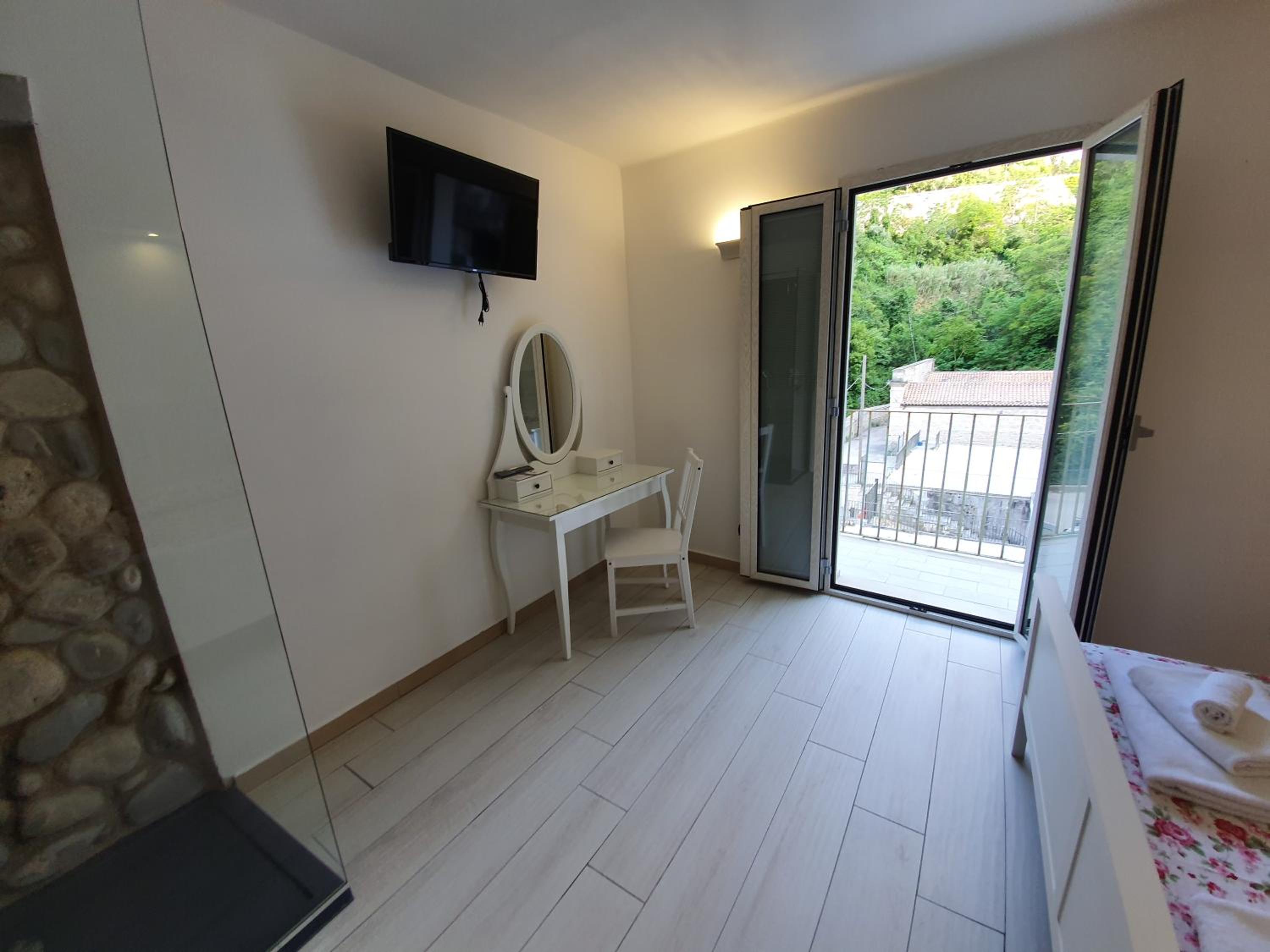 Deluxe Double Room with Balcony - Photo 6