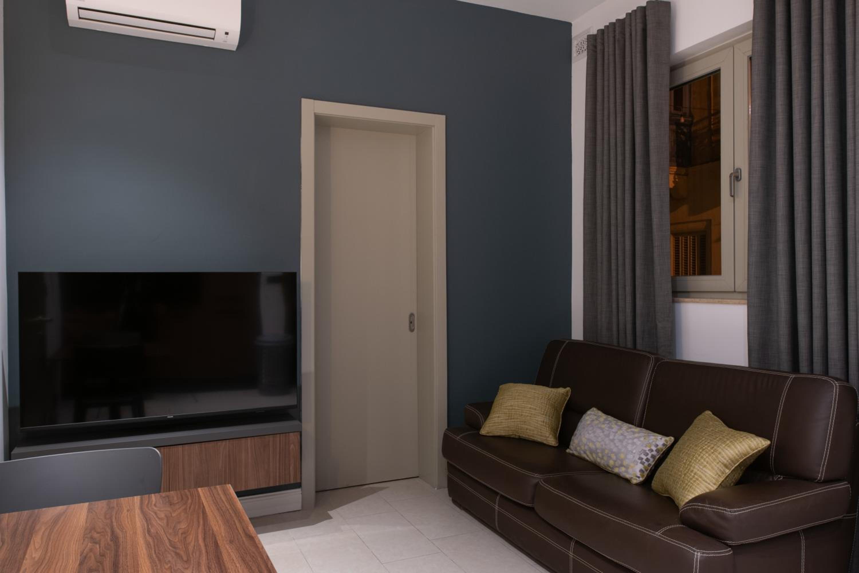 Apartment with Balcony - Photo 2