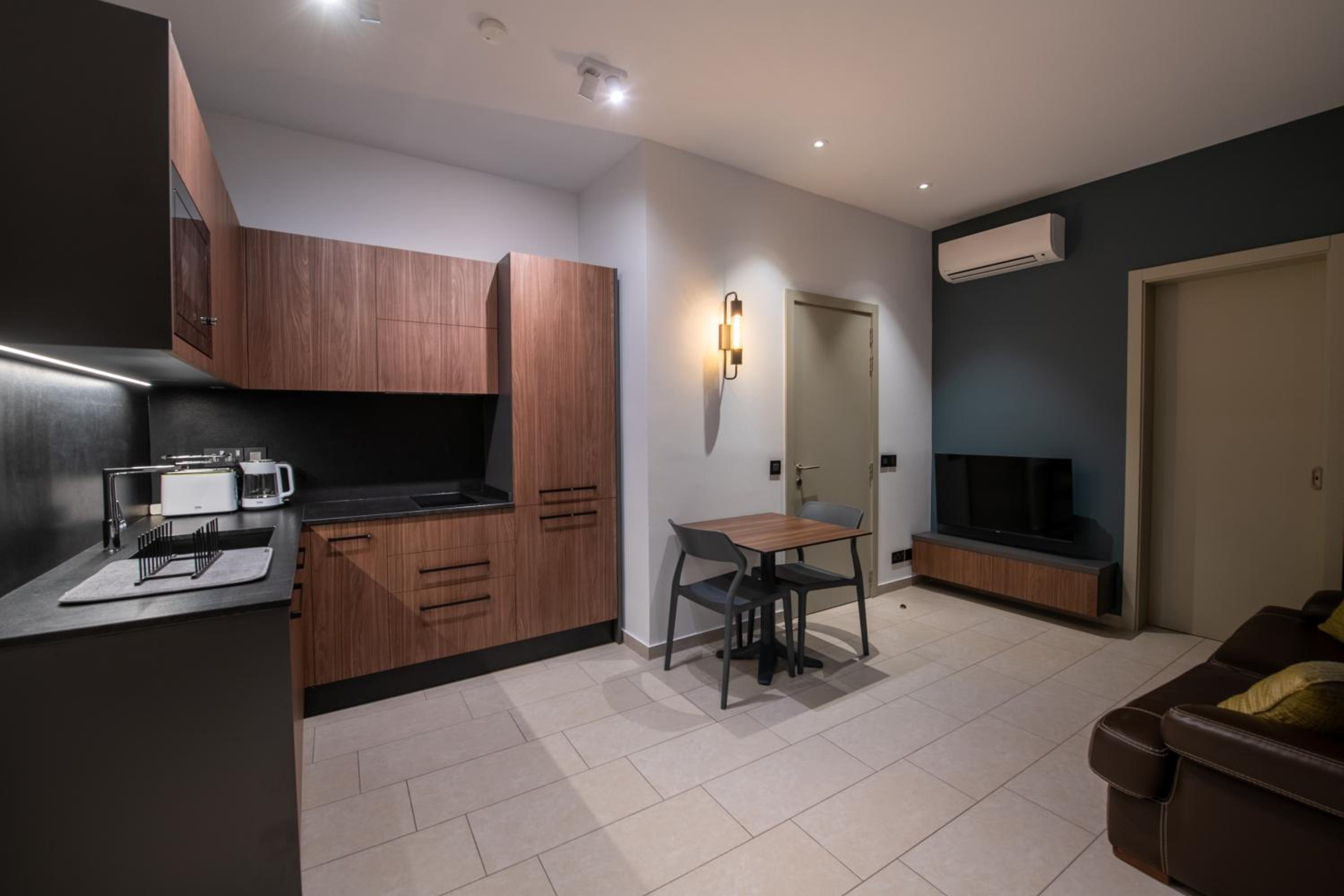 Apartment with Balcony - Photo 14