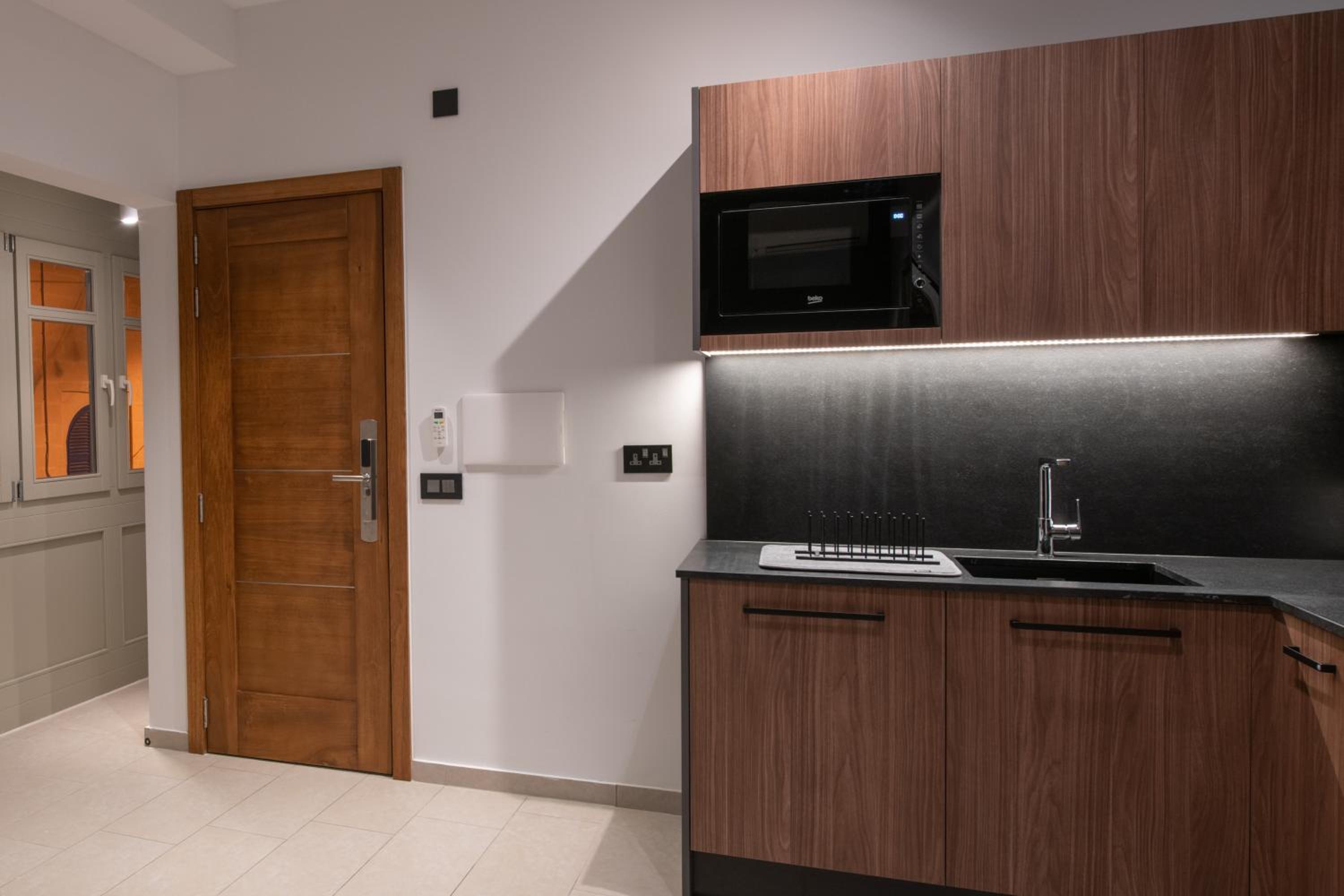 Apartment with Balcony - Photo 3