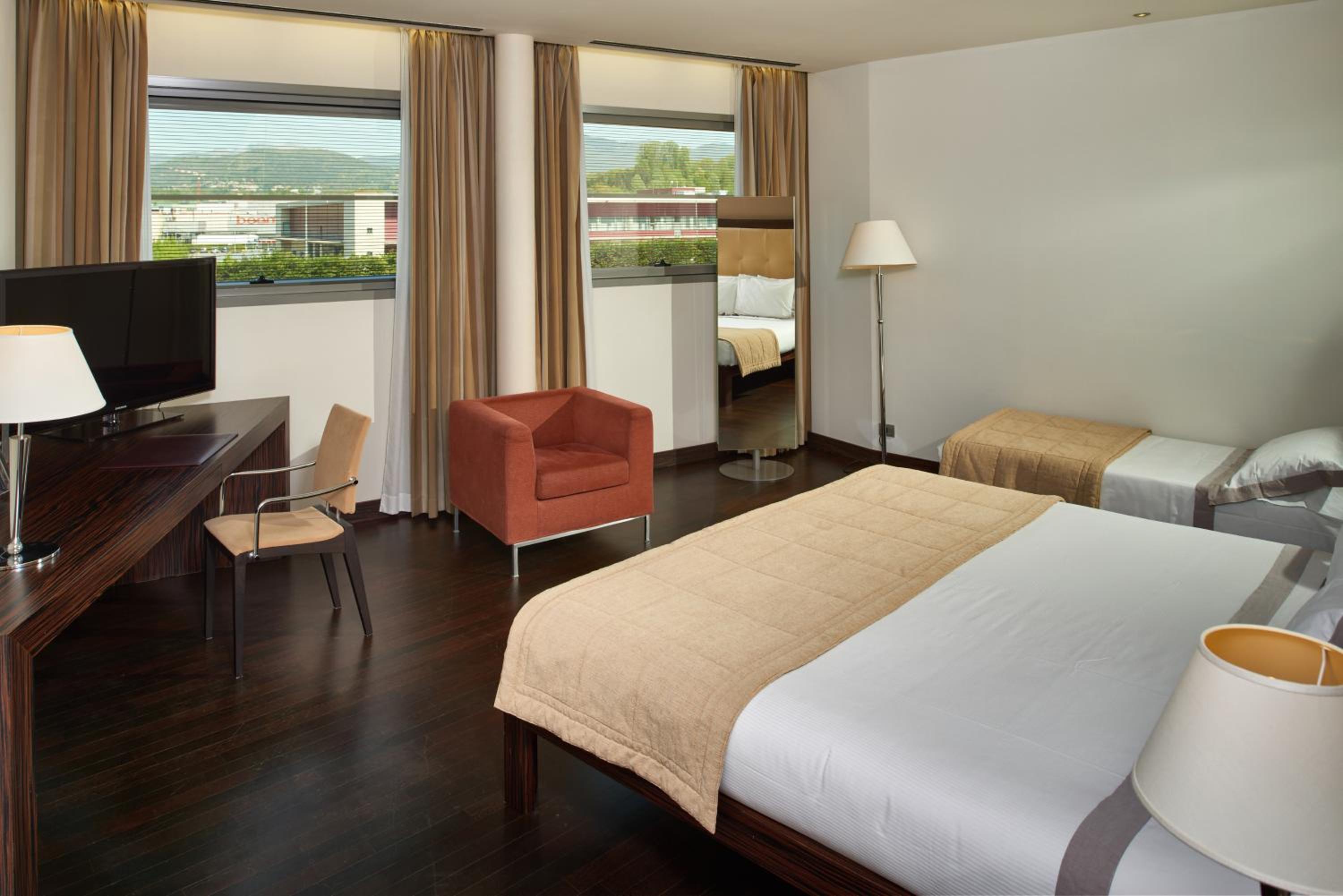 Suite - Photo 1