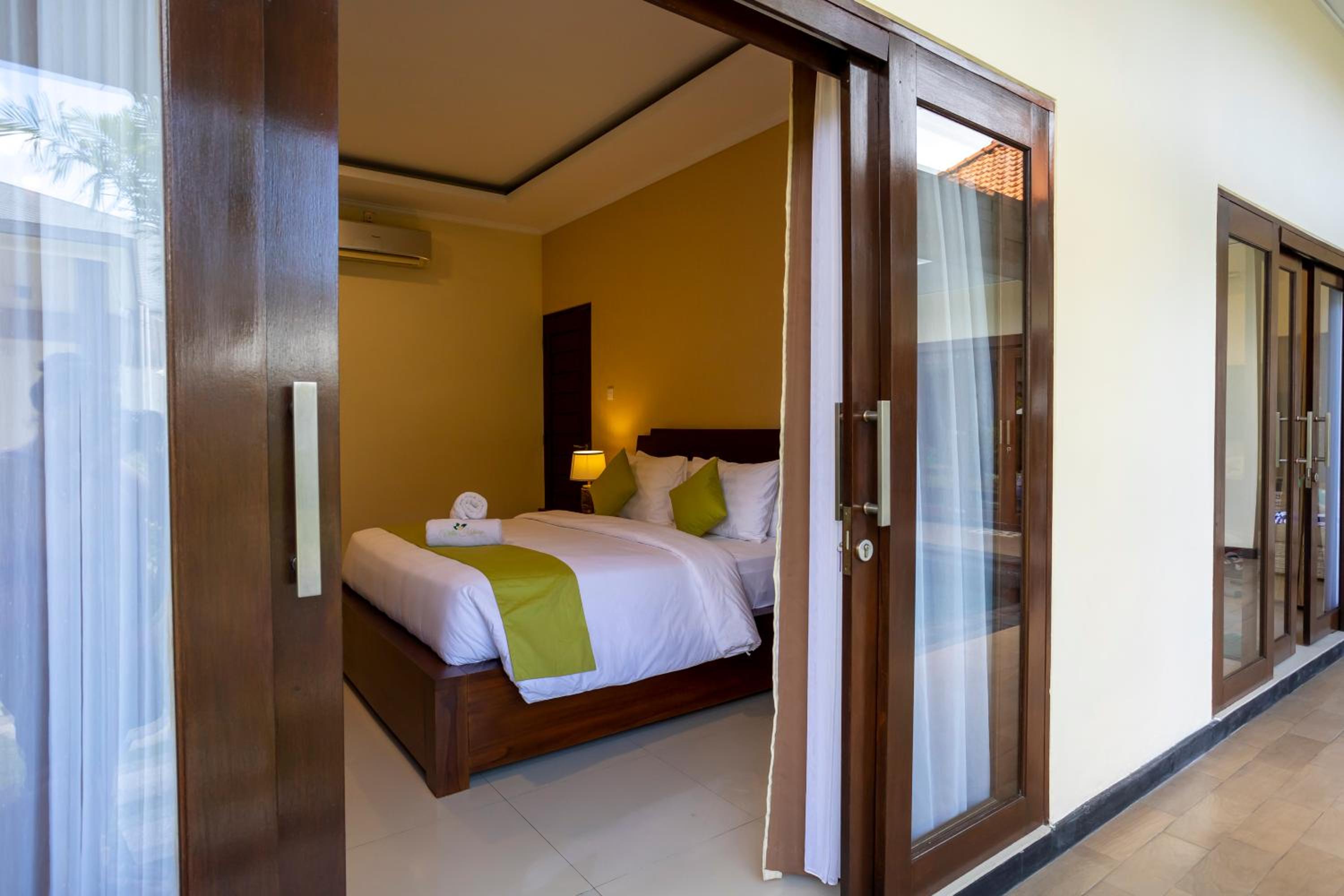 Three-Bedroom Villa - Photo 7
