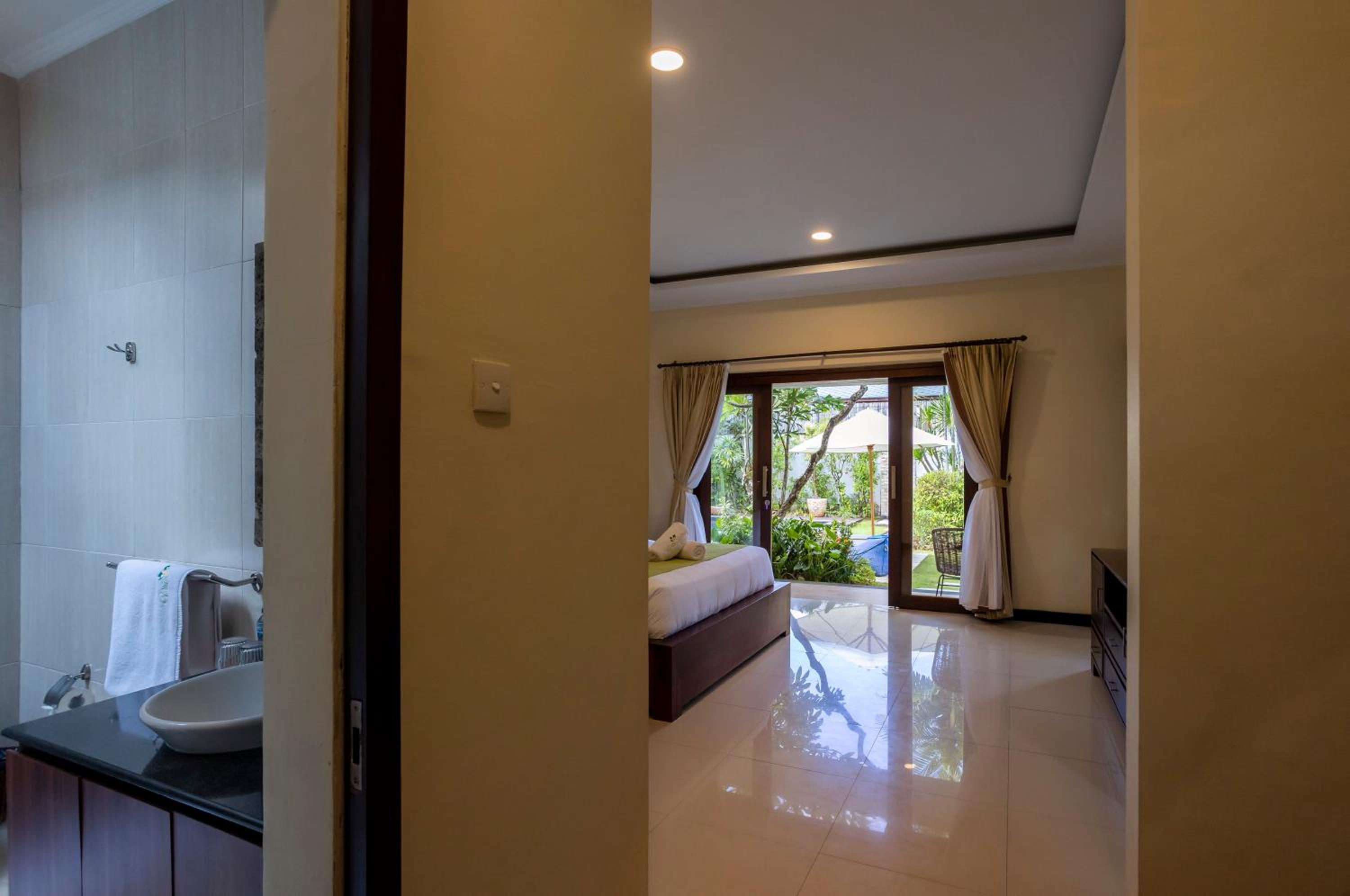 Three-Bedroom Villa - Photo 2