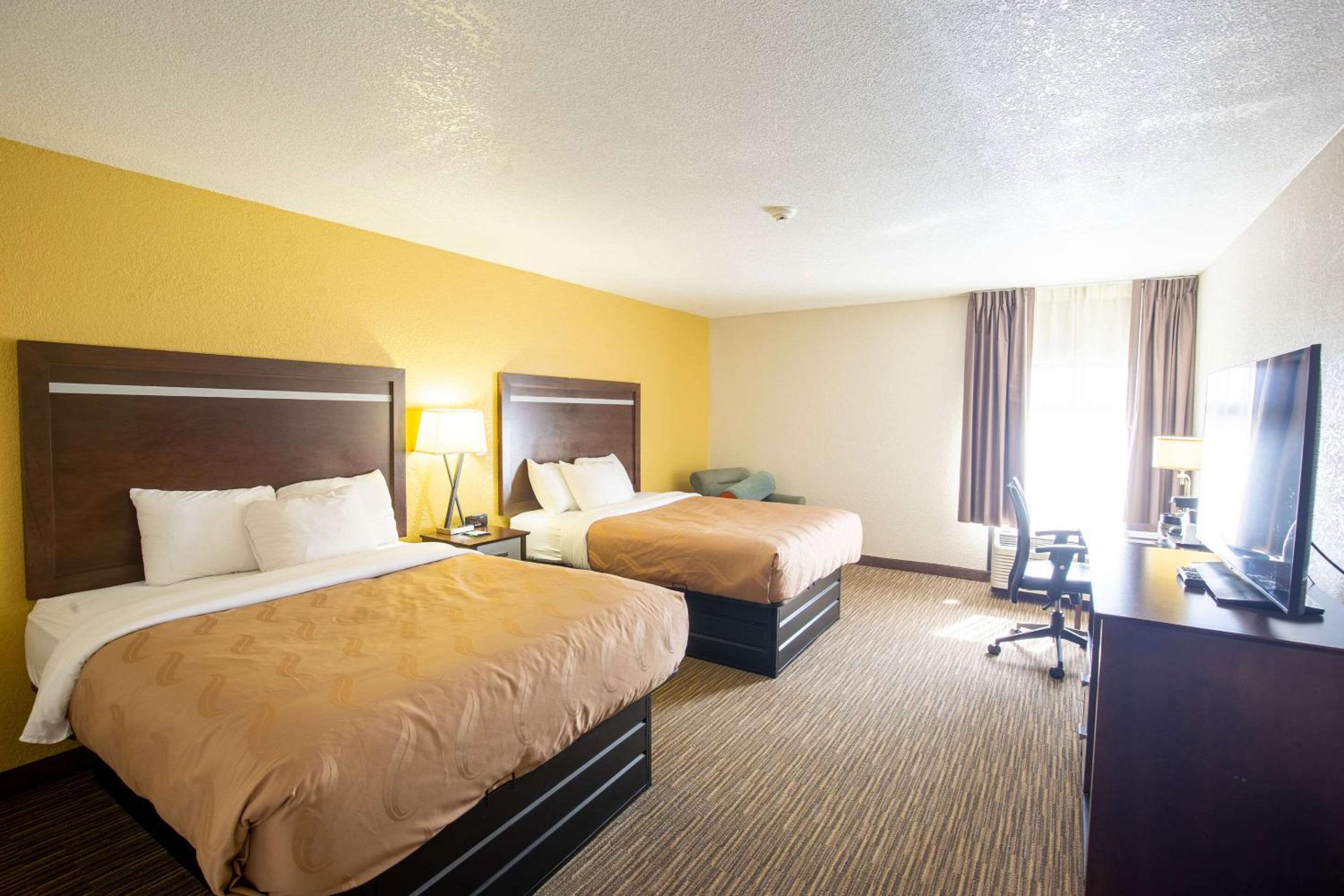 Queen Room with Two Queen Beds - Photo 5