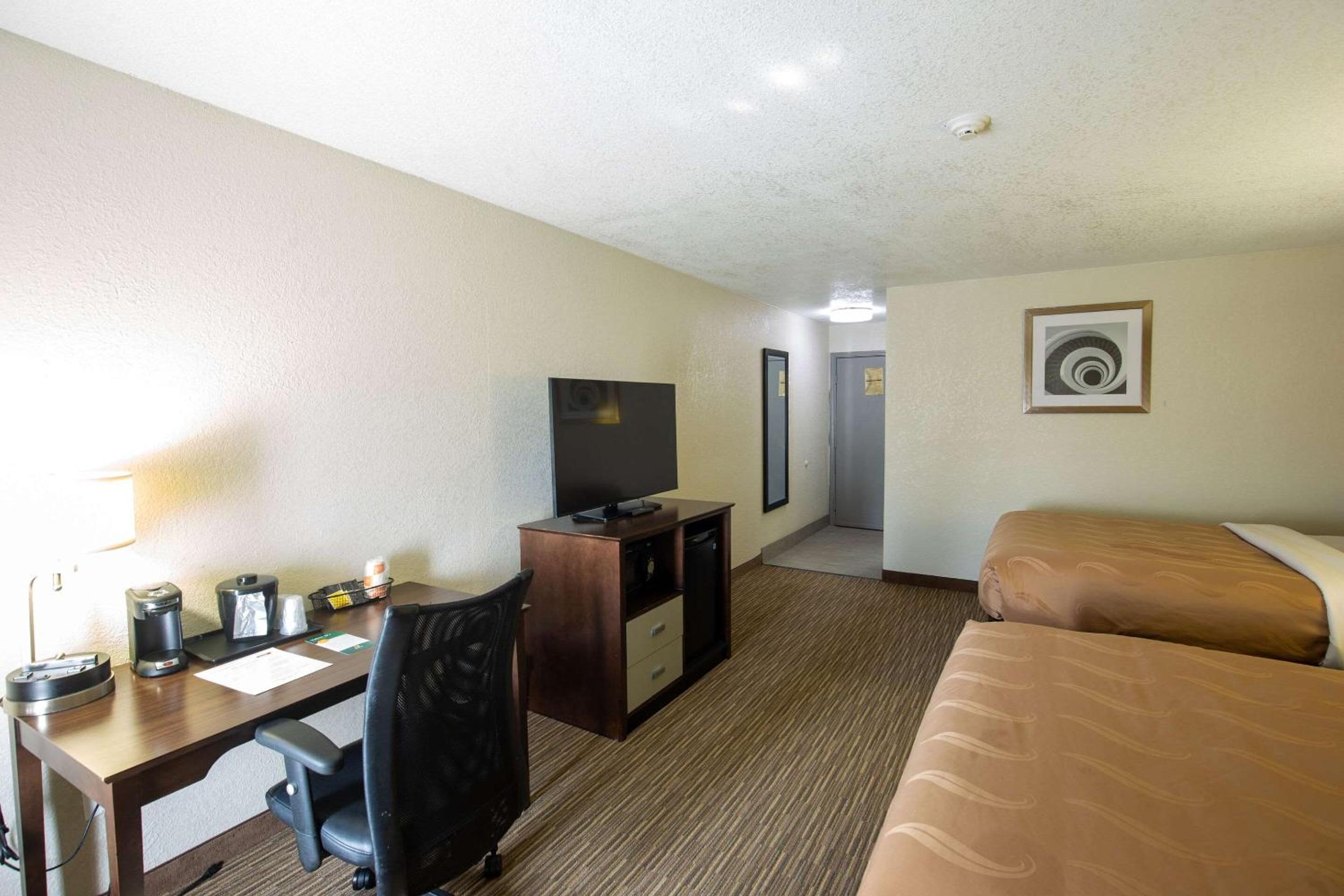 Queen Room with Two Queen Beds - Photo 4