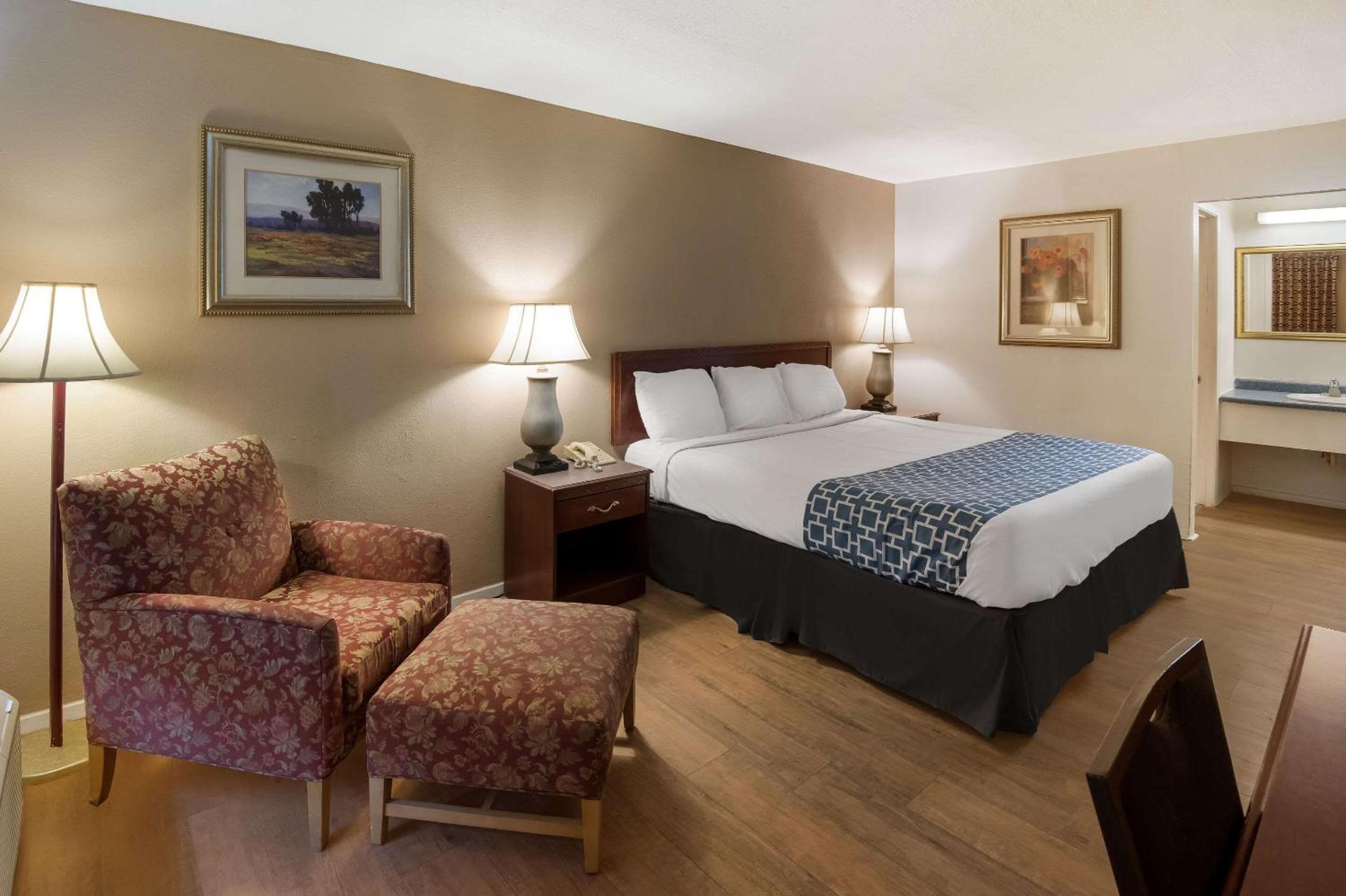 King Room - Non-Smoking - Photo 16
