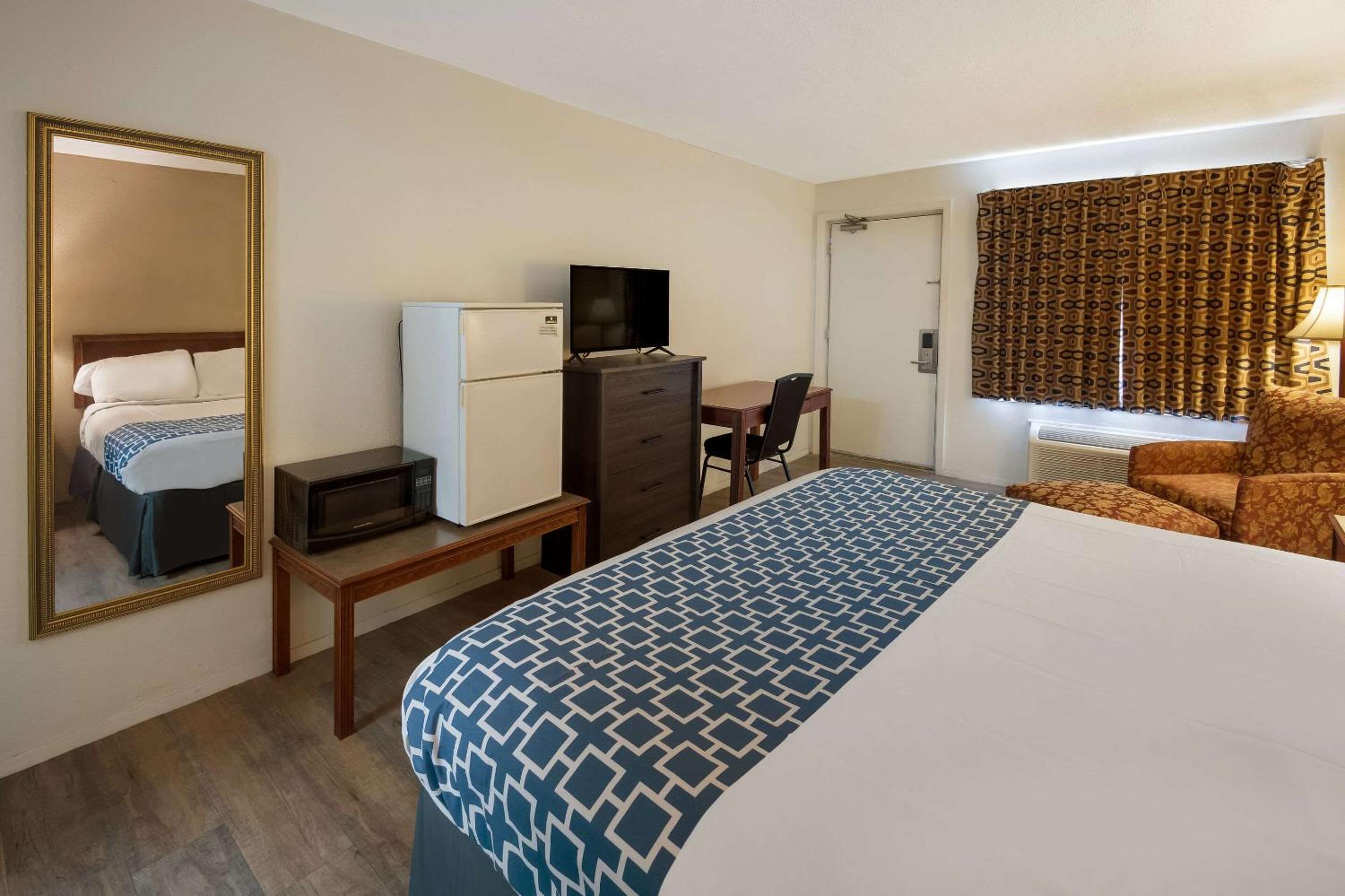 King Room - Non-Smoking - Photo 13
