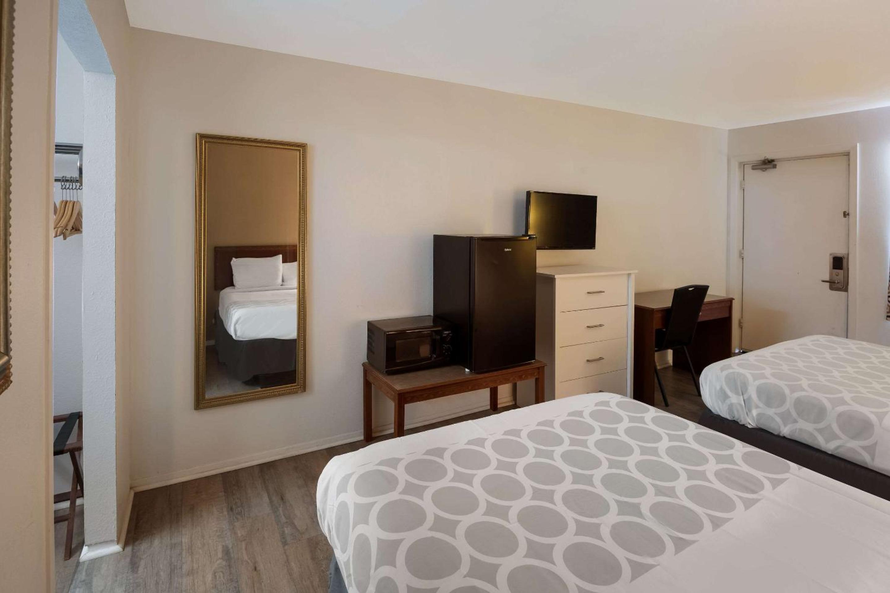 Double Room with Two Double Beds - Non-Smoking - Photo 16