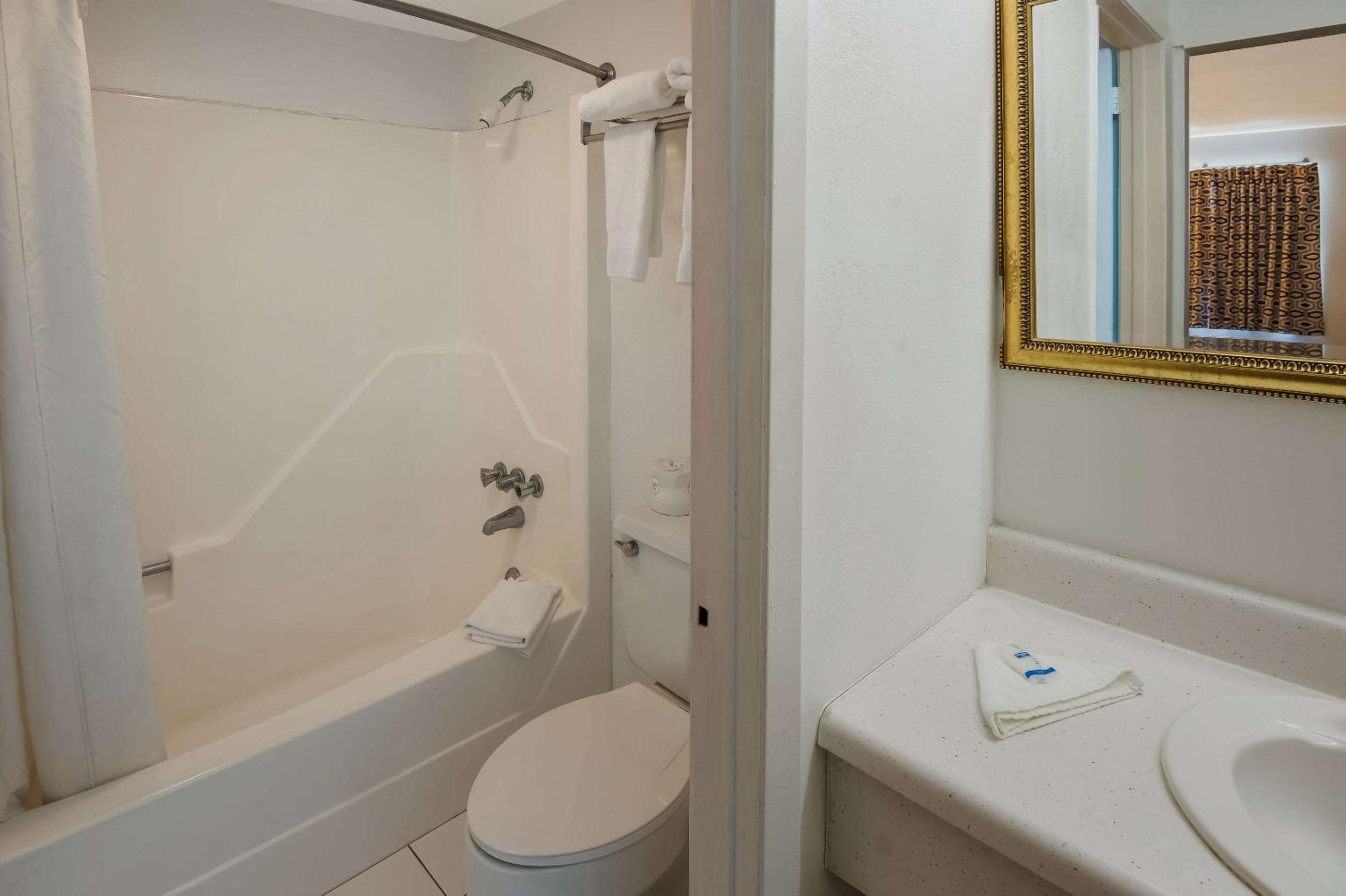 Double Room with Two Double Beds - Non-Smoking - Photo 14