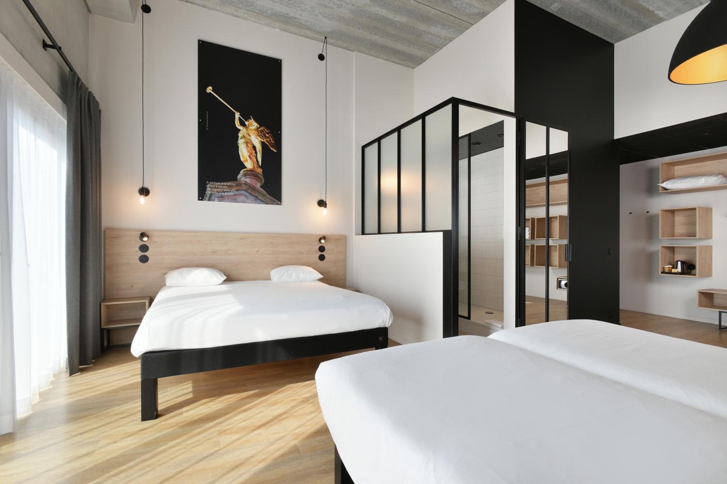 Standard Room with One Double Bed and Two Single Beds - Photo 2