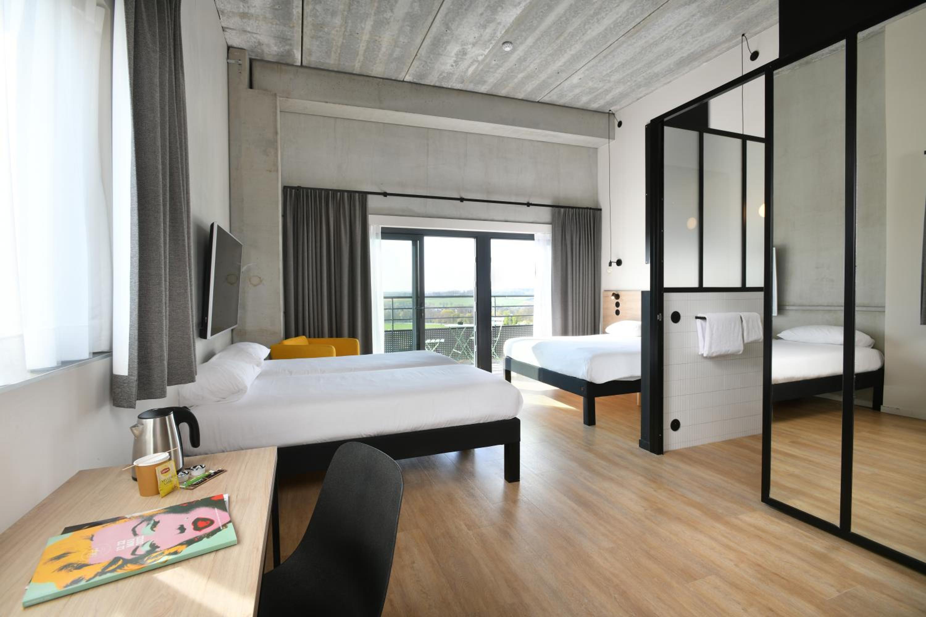 Standard Room with One Double Bed and Two Single Beds - Photo 3