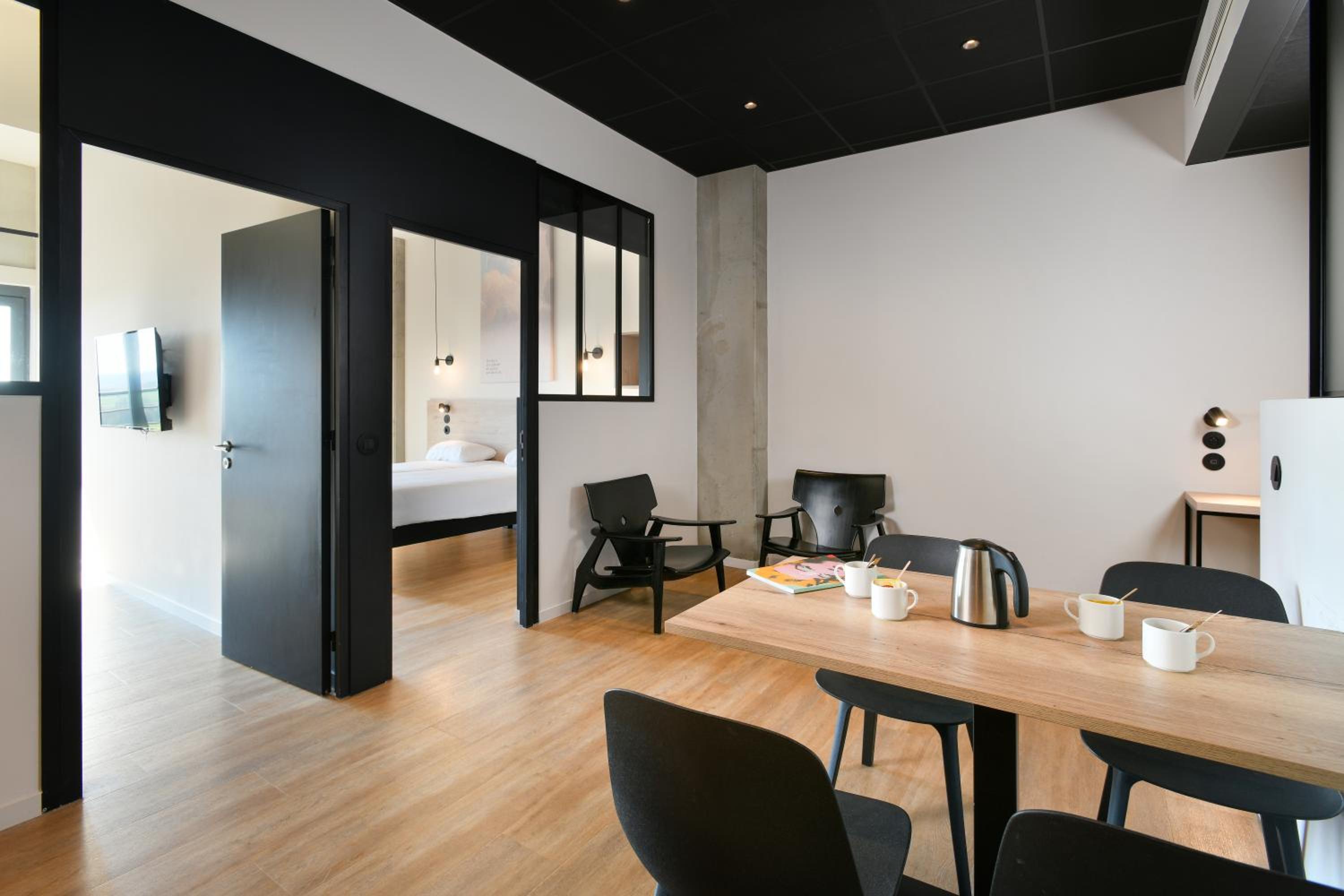 Apartment with Balcony - Photo 4