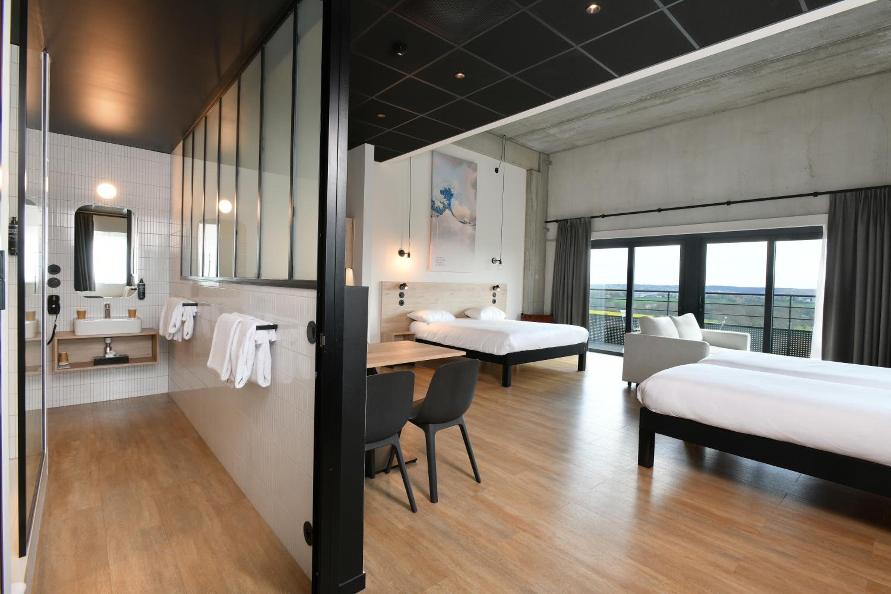 Apartment with Balcony - Photo 6