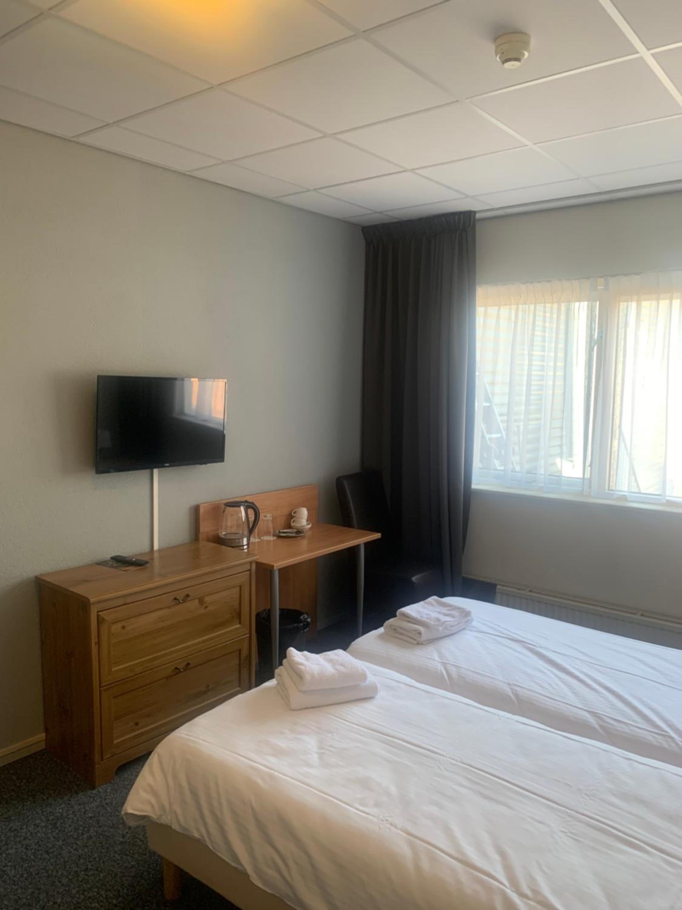 Budget Twin Room - Photo 1