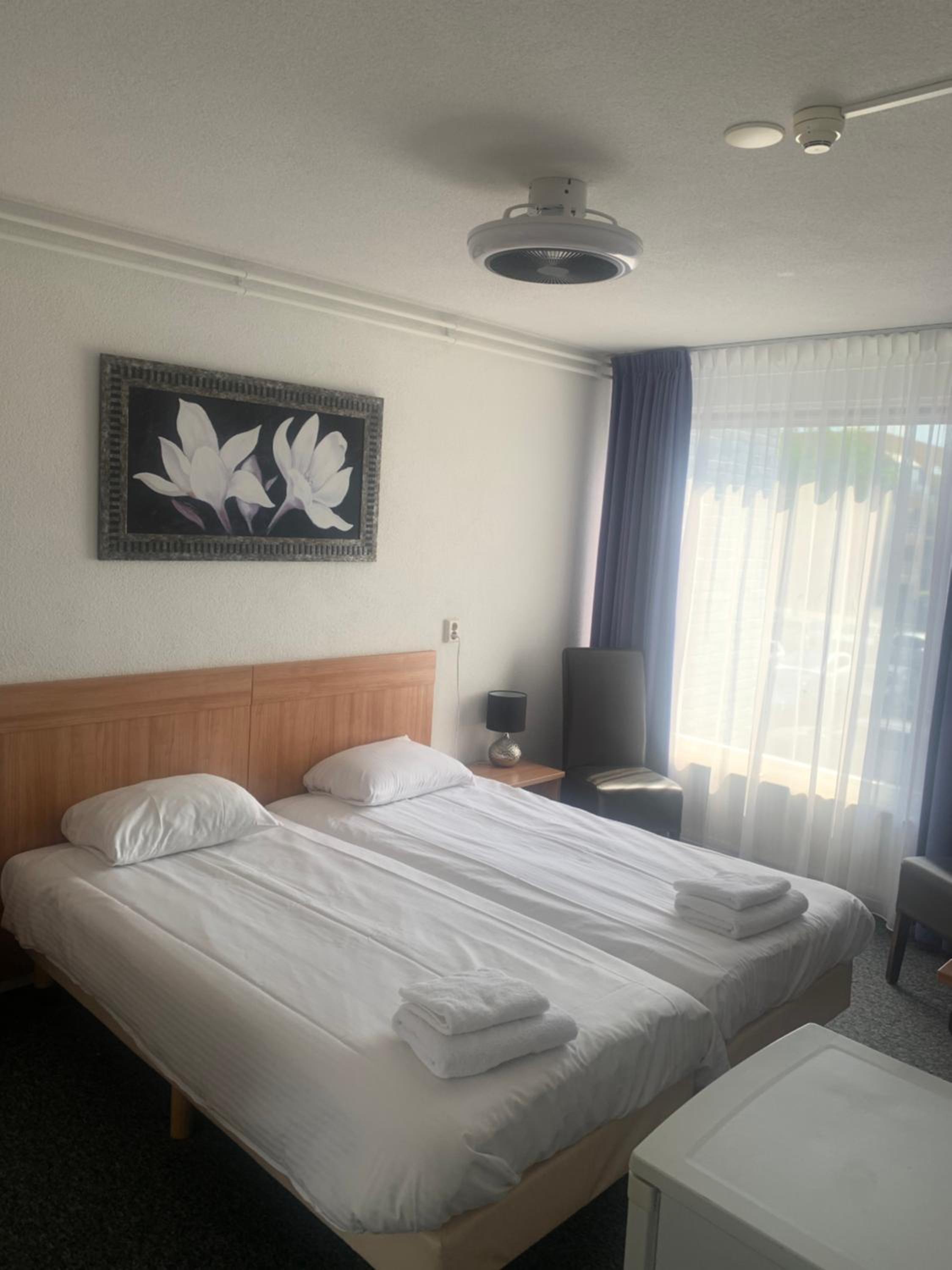 Budget Twin Room - Photo 3