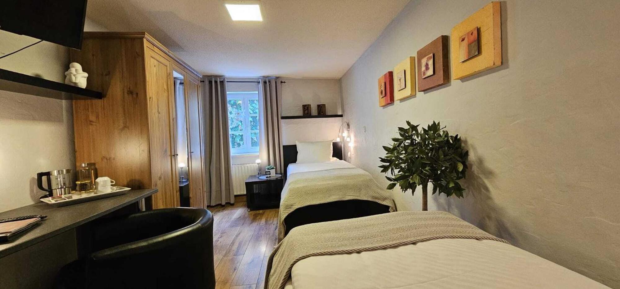 Twin Room with Private Bathroom photo 3