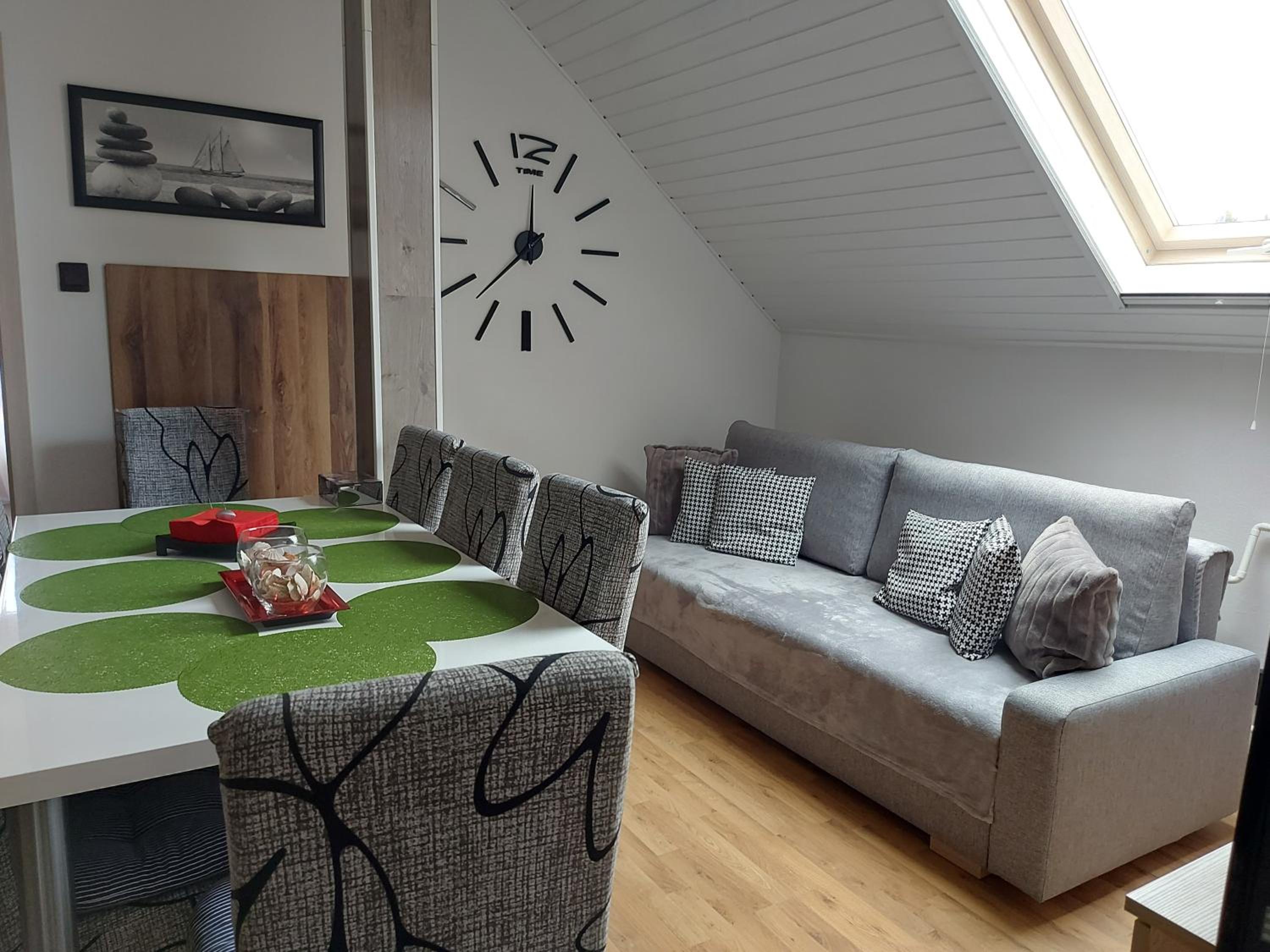 Apartment with Balcony - Photo 6